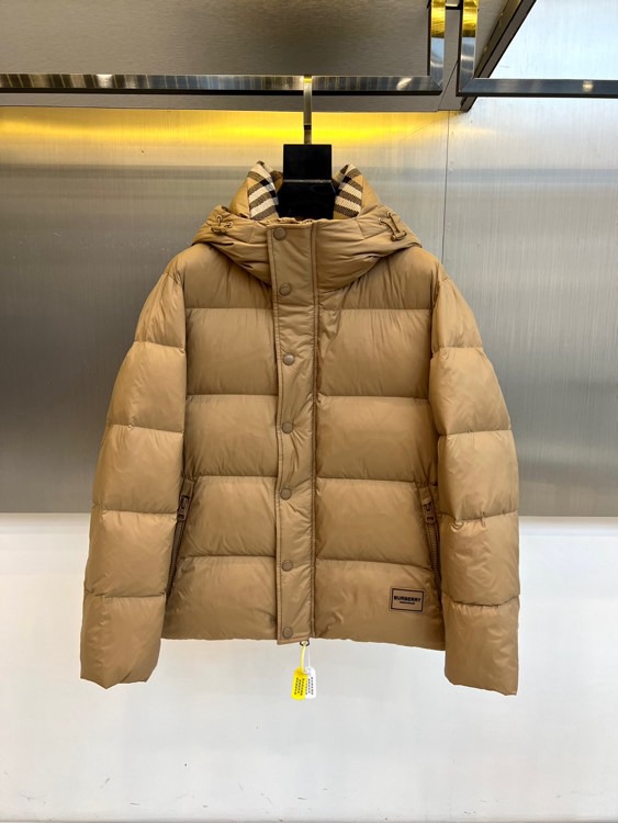 NO:601551,Burberry's new autumn and winter down jackets are a classic interpretation of British style. The short silhouette is paired with a hooded design, and the brim is embellished with the brand's iconic plaid elements, echoing a century-old heritage. The placket is opened and closed with regular buttons, with practical zipper pockets on both sides, and a brand logo badge on the hem to highlight quality. The fabric is made of high-performance windproof material, filled with high-quality down to ensure warmth, and the diamond quilting process balances functionality and aesthetics. Its design combines traditional genes with modern wearability, and can  Pair it with a skirt to show your elegance, or pair it with jeans for a casual style. From urban commuting to suburban walks, this down jacket, with its plaid details and neat short silhouette, has become a winter example that connects the brand's heritage with contemporary life, interpreting Burberry's continued exploration of practical aesthetics. 48-56 (model 173,143 pounds, upper body size 50),,burberry,burberry,skirts,jeans,down  jacket,hats,alexander wang19860909Bur巴宝莉、秋冬新品羽绒服以经典演绎英伦风尚,短款廓形搭配连帽设计,帽檐点缀品牌标志性格纹元素,呼应百年传承.门襟采用规整纽扣开合,两侧设实用拉链口袋,下摆饰有品牌标识徽章彰显品质.面料选用高性能防风材质,内填充优质羽绒确保保暖性,菱形绗缝工艺兼具功能性与美学平衡.其设计将传统基因与现代实穿性相融合,可搭配半裙展现优雅气质,亦可与牛仔裤碰撞出休闲风格.从都市通勤到郊外漫步,这款羽绒服以格纹细节与利落短款版型,成为连接品牌遗产与当代生活的冬季典范,诠释Burberry对实用美学的持续探索.48-56（模特173,143斤上身50码）,,burberry,burberry,skirts,jeans,down jacket,hats,alexander wang,Men's clothing