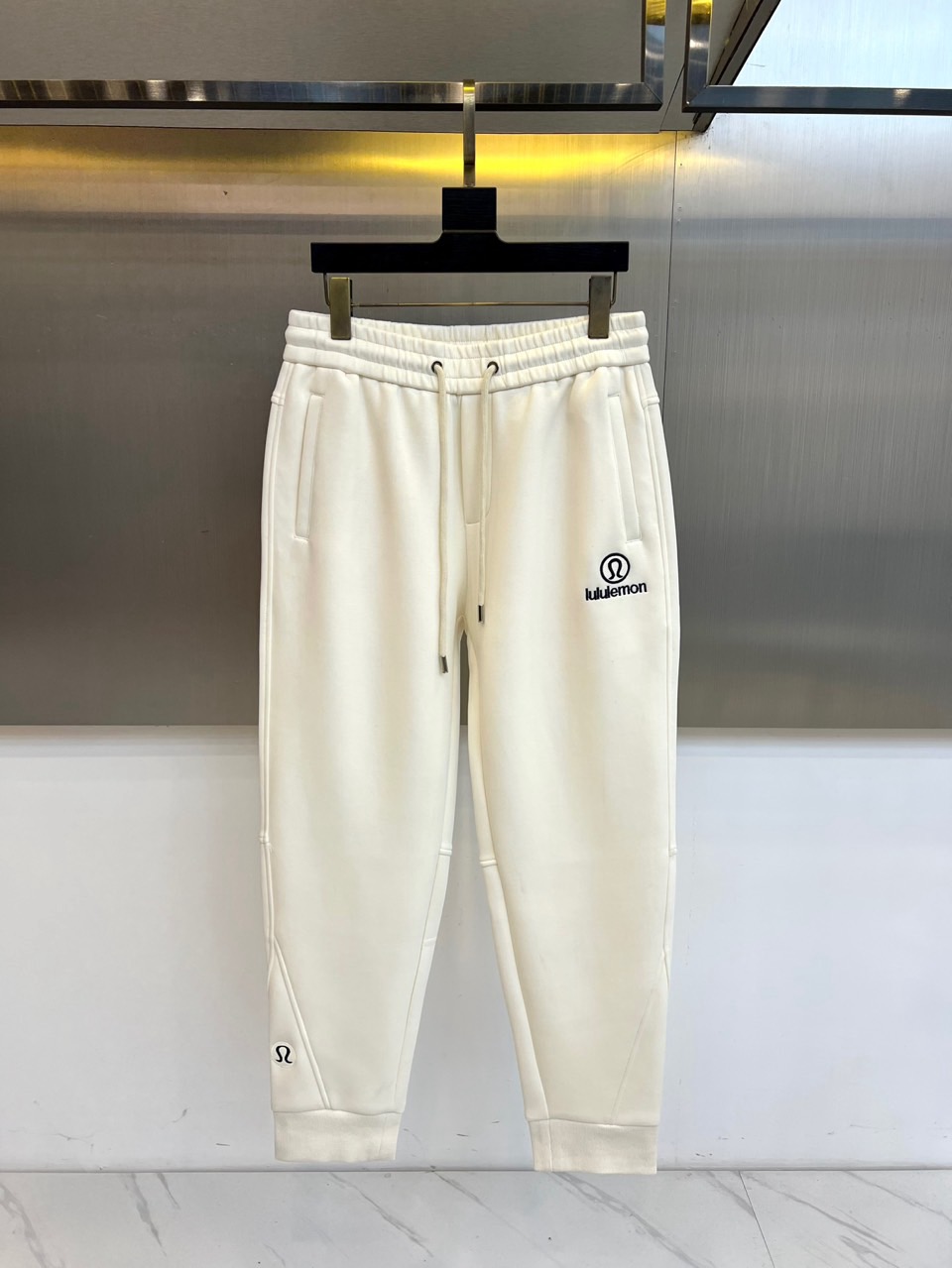 NO:596139,lululemon  Lulu, the new casual pants for autumn and winter 2025, interpret sports aesthetics with minimalist design. The style adopts an elastic waistband with an adjustable drawstring design, and diagonal pockets on both sides take into account practical functions and smooth lines. The fabric is made of the brand's patented WarpLight technology material, containing 86 nylon and 14 Lycra elastic fibers, which ensures freedom of movement through four-way stretch technology. Its three-dimensional tailoring optimizes leg proportions through straight lines.  , can be paired with sports bras to create a gym look, or can be combined with sweaters to present an urban casual style. From yoga classrooms to coffee shop gatherings, these trousers, with the ingenuity of hidden pockets and the details of brand logo embroidery, have become a carrier that connects sports life and daily wear, interpreting lululemon's exploration of the symbiosis of comfort and style. M-4XL (please state your height and weight when placing an order),, alexander  wang19860909lululemon 露露、2025秋冬新品休闲裤,以极简设计诠释运动美学.款式采用弹性腰头搭配可调节抽绳设计,两侧斜插口袋兼顾实用功能与流畅线条.面料选用品牌专利的WarpLight科技材质,含86尼龙与14莱卡弹性纤维,通过四向拉伸技术确保活动自由度.其立体剪裁通过直线条优化腿部比例,可搭配运动内衣打造健身房造型,亦可与针织衫组合呈现都市休闲风格.从瑜伽教室到咖啡馆小聚,这款长裤以隐形口袋的巧思与品牌标识刺绣的细节,成为连接运动生活与日常着装的载体,诠释lululemon对舒适与风格共生的探索.M-4XL（下单请报身高体重）,,alexander wang,Men's clothing