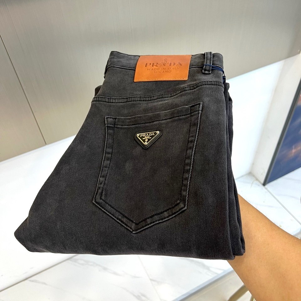 NO:596147,Prad, 2025 autumn and winter new product P men's black jeans, interpret Italian luxury aesthetics with a classic five-pocket design. Made of deep black denim fabric, showing a delicate old texture and natural texture, the waistband is decorated with white 'PRADA'  MILANO' brand logo, the back pocket is embroidered with the iconic triangular badge, and is equipped with a brown leather label embossed with brand words, highlighting the century-old brand genes. The edges of the pockets are reinforced with silver rivets, taking into account practicality and aesthetic details. The tailoring adopts a slim silhouette, and the trouser legs are slightly loose to ensure wearing comfort and freedom of movement. The fabric is made of high-quality cotton blend and has been specially washed to ensure softness, skin-friendly and durability. Suitable for high-end leisure,  For urban travel and fashion occasions, it can be paired with a casual shirt to create a lazy Italian style, or paired with a suit jacket to create a modern mix-and-match aesthetic. With PRADA's exquisite craftsmanship, classic denim is perfectly integrated with luxurious details, and through the clever combination of rivet elements and brand logo, it has become a must-have item in elite men's wardrobes that combines retro charm and contemporary style. 29-38 (no 37),, prada, prada, jeans, jackets  & coats,shirts,business suit,alexander wang19860909Prad普拉、2025秋冬新品P家男士黑色牛仔裤,以经典五袋式设计诠释意式奢华美学.采用深邃黑色丹宁面料,呈现细腻的做旧质感与自然纹理,裤腰处饰有白色“PRADA MILANO”品牌标识,后口袋点缀标志性三角形徽章刺绣,并配有棕色皮革标签压印品牌字样,彰显百年品牌基因.口袋边缘均以银色铆钉加固,兼顾实用性与细节美感.剪裁采用修身廓形,裤腿略微宽松,确保穿着舒适性与活动自由度.面料选用高品质棉质混纺,经过特殊水洗处理,确保柔软亲肤与耐用性.适合高端休闲、都市出行及时尚场合,可搭配休闲衬衫打造意式慵懒风范,或搭配西装外套碰撞现代混搭美学.以PRADA精湛工艺将经典丹宁与奢华细节完美融合,通过铆钉元素与品牌标识的巧妙结合,成为精英男士衣橱中兼具复古韵味与当代型格的必备单品.29-38（无37）,,prada,prada,jeans,jackets & coats,shirts,business suit,alexander wang,Men's clothing