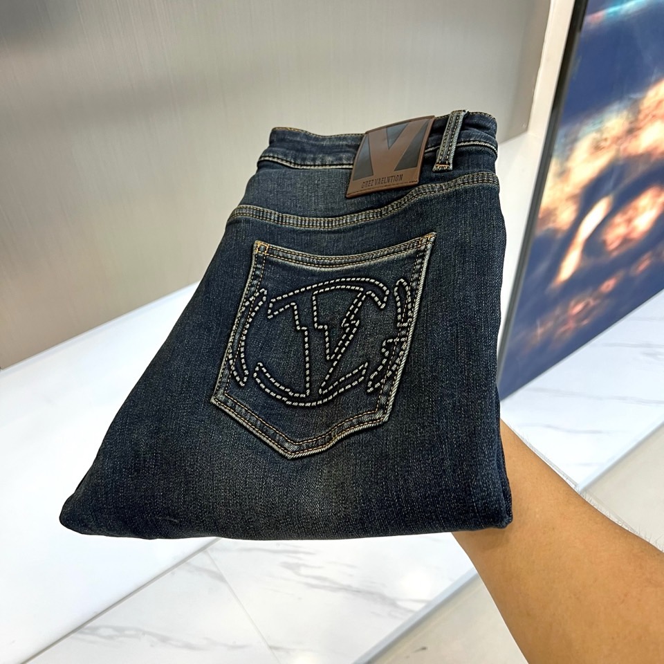 NO:596149,VT Valentino's new dark blue jeans for autumn and winter 2025 are made of high-density cotton fabric to create a crisp and soft wearing experience. The back pocket is decorated with the brand's iconic white letter embroidery pattern, with a brown leather label, highlighting the exquisite craftsmanship and brand recognition. The classic straight cut takes into account both slim fit and comfort, the waist design fits the human body curve, and the stitching details are neat and neat.  In terms of functionality, technologically innovative fabrics are infused with multiple properties of heating and warmth, UV resistance, far-infrared rays, and antibacterial and antibacterial properties, taking into account fashion and practical value. The style perfectly combines Italian luxury genes and urban leisure, and can be paired with knitwear to create a romantic and casual 'New Romanticism'  Style, it can also be layered with a suit or coat to create a sophisticated mix and match look. A must-have item for autumn and winter that interprets modern luxury and functional aesthetics, redefining the balance of fashion and comfort. 30-38 (no 37),,valentino,jeans,business  suit,alexander wang19860909VT华伦天奴、2025秋冬新品深蓝色牛仔裤,采用高密度棉质面料打造挺括且柔软的穿着体验.后袋饰有品牌标志性白色字母刺绣图案,搭配棕色皮质标签,凸显精致工艺与品牌辨识度.经典直筒剪裁兼顾修身与舒适度,腰头设计贴合人体曲线,缝线细节整齐利落. 功能性方面注入科技革新面料具备升温保暖、抗紫外线、远红外线与抗菌抑菌多重特性,兼顾时尚与实用价值.风格上完美融合意大利奢华基因与都市休闲感,既可搭配针织衫演绎浪漫随性的'新浪漫主义'风格,也能与西装或大衣叠穿打造精致混搭造型.一件诠释现代奢华与机能美学的秋冬必备单品,重新定义时尚与舒适的平衡.30-38（无37）,,valentino,jeans,business suit,alexander wang,Men's clothing