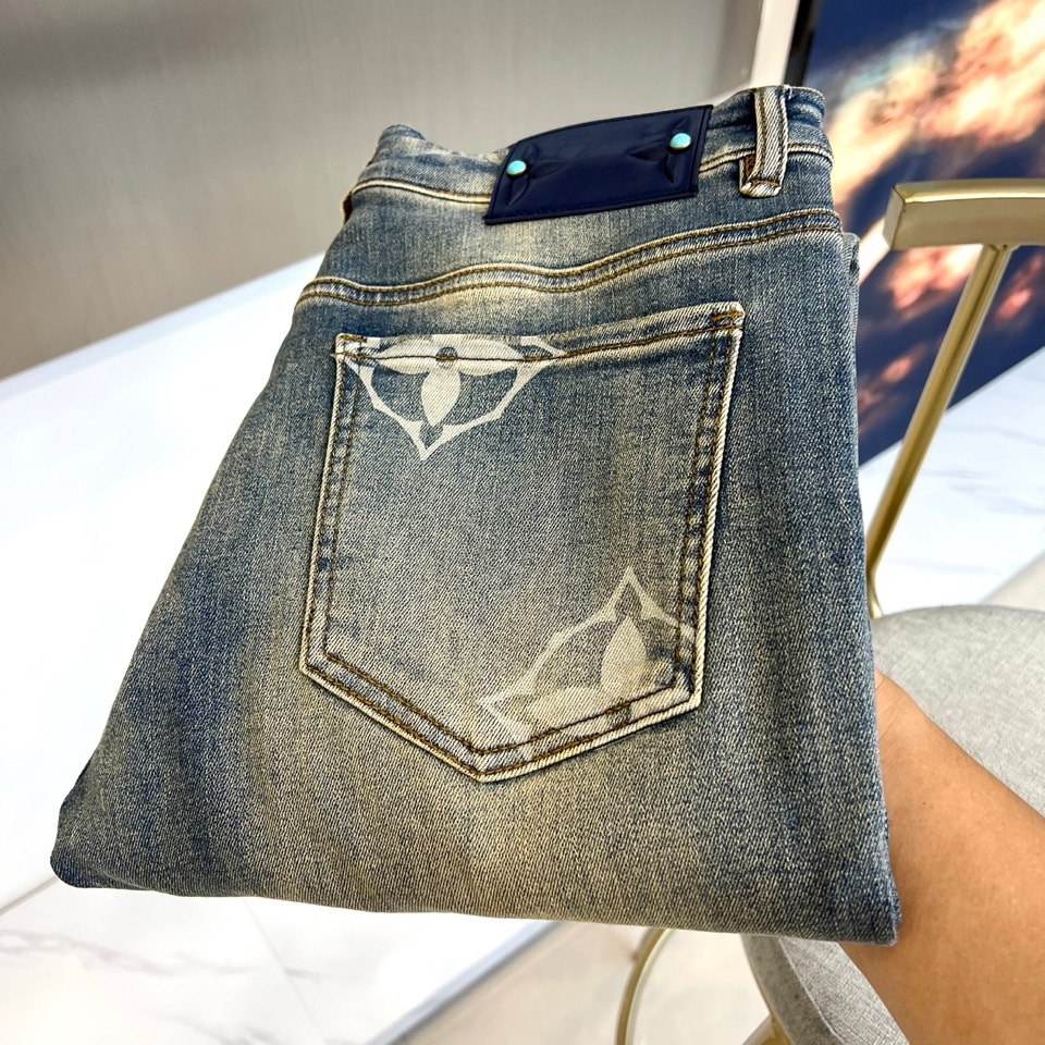 NO:596151,1v Vuitton's new jeans for autumn and winter 2025 are made of classic blue-gray washed denim. The fabric has a delicate texture and is elastic, highlighting a low-key and luxurious retro tone. In terms of style design, the back pocket becomes the focus - decorated with Louis Vuitton's iconic Monogram presbyopia pattern embossing  , the dark brown print forms an elegant contrast with the denim background, perfectly presenting the brand identity; the back waist is equipped with a black smooth leather label, fixed with light blue rivets, and the brand logo is clearly embossed. The details show exquisite craftsmanship and high-end texture. The tailoring is both slim and comfortable, and the neat lines modify the legs.  Style. In terms of style, these jeans cleverly combine the casualness of street denim with Louis Vuitton's French luxury aesthetics. The addition of presbyopia patterns breaks the simple framework of traditional denim, injecting a retro aristocratic atmosphere into the single product while maintaining daily wearability. It not only continues the brand's classic genes,  It also shows a modern style through the sublimation of materials and details. It is suitable for people who pursue the ultimate quality and low-key luxury. When paired with coats, sweaters or leather jackets in autumn and winter, it can easily enhance the overall look of the high-end and highlight the extraordinary taste. 29-38 (no 37),, louis  vuitton,jeans,jackets & coats,alexander wang198609091v威登、2025秋冬新品牛仔裤,以经典蓝灰色水洗牛仔布打造,面料质感细腻且富有弹性,凸显低调奢华的复古基调.款式设计上,后袋成为焦点——饰有路易威登标志性Monogram老花图案压纹,深咖啡色印花与牛仔底色形成优雅对比,完美呈现品牌身份；后腰处搭配黑色光滑皮革标牌,饰有浅蓝色铆钉固定,压印清晰品牌标识,细节处尽显精湛工艺与高级质感.剪裁兼顾修身与舒适,利落线条修饰腿型.风格上,这款牛仔裤将街头牛仔的随性不羁与路易威登的法式奢华美学巧妙融合,老花图案的加入打破传统牛仔的简约框架,为单品注入复古贵族气息,同时保持日常实穿性.它不仅延续了品牌经典基因,更通过材质与细节的升华展现现代摩登风格,适合追求极致品质与低调奢华的人群,在秋冬搭配大衣、针织衫或皮质外套时,能轻松提升整体造型的高级感,彰显不凡品味.29-38（无37）,,louis vuitton,jeans,jackets & coats,alexander wang,Men's clothing