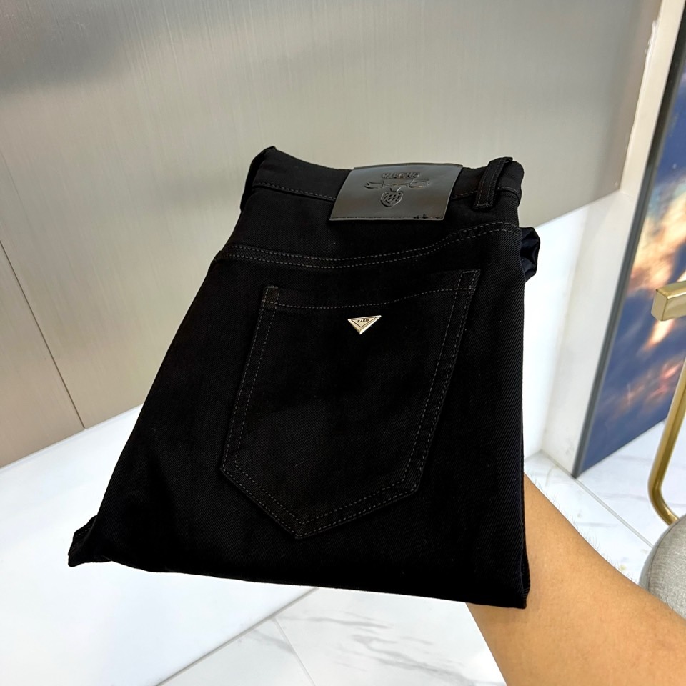 NO:596153,Prad, 2025 autumn and winter new men's black cow jeans. The 2025 autumn and winter new men's jeans are made of top-quality black super-soft fabrics. The small straight cut accurately outlines the neat leg shape. The three-dimensional embossed triangle badge on the back pocket breaks out of the wall like a relief in the dark night - no complicated decoration is needed, and low-key luxury is interpreted with the ultimate industrial aesthetics. Light gray walls and marble floors form a minimalist field, setting off a high-end texture like Milan architecture.  Three-dimensional embossing technology. The triangular badge is embossed with a precision mold, and the concave and convex texture retains a permanent three-dimensional effect. The innovative black cow fabric is blessed with 22oz heavy-weight denim, and its drape and wrinkle resistance surpass traditional fabrics. Detailed Italian soul pure black metal buttons + leather embossed brand logo on the waist, hiding the Milan aesthetic code. The small straight-leg philosophy is slim but not tight, compatible with derby shoes and limited edition sneakers in various scenarios.  30-38 (no 37),,prada,prada,sneakers,jeans,alexander wang19860909Prad普拉、2025秋冬新品男士黑牛牛仔裤.2025秋冬新款男士牛仔裤采用顶级黑色超柔面料,小直筒剪裁精准勾勒利落腿型,后袋立体压印三角徽章如暗夜浮雕般破壁而出——无需繁复装饰,以极致工业美学诠释低调奢华.浅灰墙壁与大理石地面构成极简场域,衬托出如米兰建筑般的高级质感. 立体压印技术三角徽章经精密模具压印,凹凸肌理保留永久性立体感 黑牛面料革新22oz重磅丹宁加持,垂坠感与抗皱性超越传统面料 细节意式魂纯黑金属纽扣+腰际皮革压印品牌标识,暗藏米兰美学密码 小直筒哲学修身而不紧绷,兼容德比鞋与限量运动鞋的多元场景 30-38（无37）,,prada,prada,sneakers,jeans,alexander wang,Men's clothing