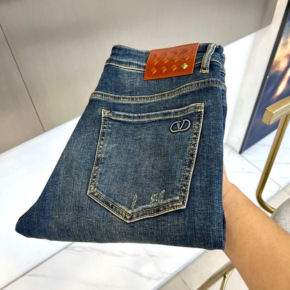 NO:596155,VT Valentino, 2025 autumn and winter new dark blue jeans, reshape modern luxury aesthetics with classic denim. The iconic brown diamond leather patch is decorated above the back pocket, and the gold CD letter logo and exquisite rivets are inlaid in the center, highlighting the brand's extraordinary craftsmanship. The eye-catching yellow topstitched back pocket outline is in sharp contrast with the dark blue fabric, and every stitch reflects French precision details. High-quality denim fabric is used to create a slim fit, and the soft material ensures wearing comfort. Brown leather label  The brand and metal elements collide to create a blend of retro and modernity. It can be paired with a white shirt for an elegant style, or with a leather jacket for an uninhibited style. This single product injects the ingenious spirit of the Paris high fashion house into daily wear, becoming a must-have for the autumn and winter wardrobe that is both classic and innovative, interpreting DIOR's aesthetic code of coexistence of modernity and heritage. 28-38 (no 37),, dior, valentino, jeans, shirts, leather  jacket,alexander wang19860909VT华伦天奴、2025秋冬新品深蓝色牛仔裤,以经典丹宁重塑现代奢华美学.后袋上方装饰标志性棕色菱格纹皮革贴片,中央镶嵌金色CD字母徽标与精致铆钉,彰显品牌非凡工艺.醒目的黄色明线缝制后袋轮廓,与深蓝面料形成鲜明对比,每一针线皆体现法式精工细节.选用高品质牛仔面料打造修身剪裁,柔软材质确保穿着舒适度.棕色皮革标牌与金属元素碰撞出复古与现代的交融感,既能搭配白衬衫演绎优雅风尚,也可搭配皮衣展现不羁型格.这款单品将巴黎高级时装屋的匠心精神注入日常着装,成为秋冬衣橱中兼具经典与创新的必备之作,诠释DIOR摩登与传承并存的美学密码.28-38（无37）,,dior,valentino,jeans,shirts,leather jacket,alexander wang,Men's clothing