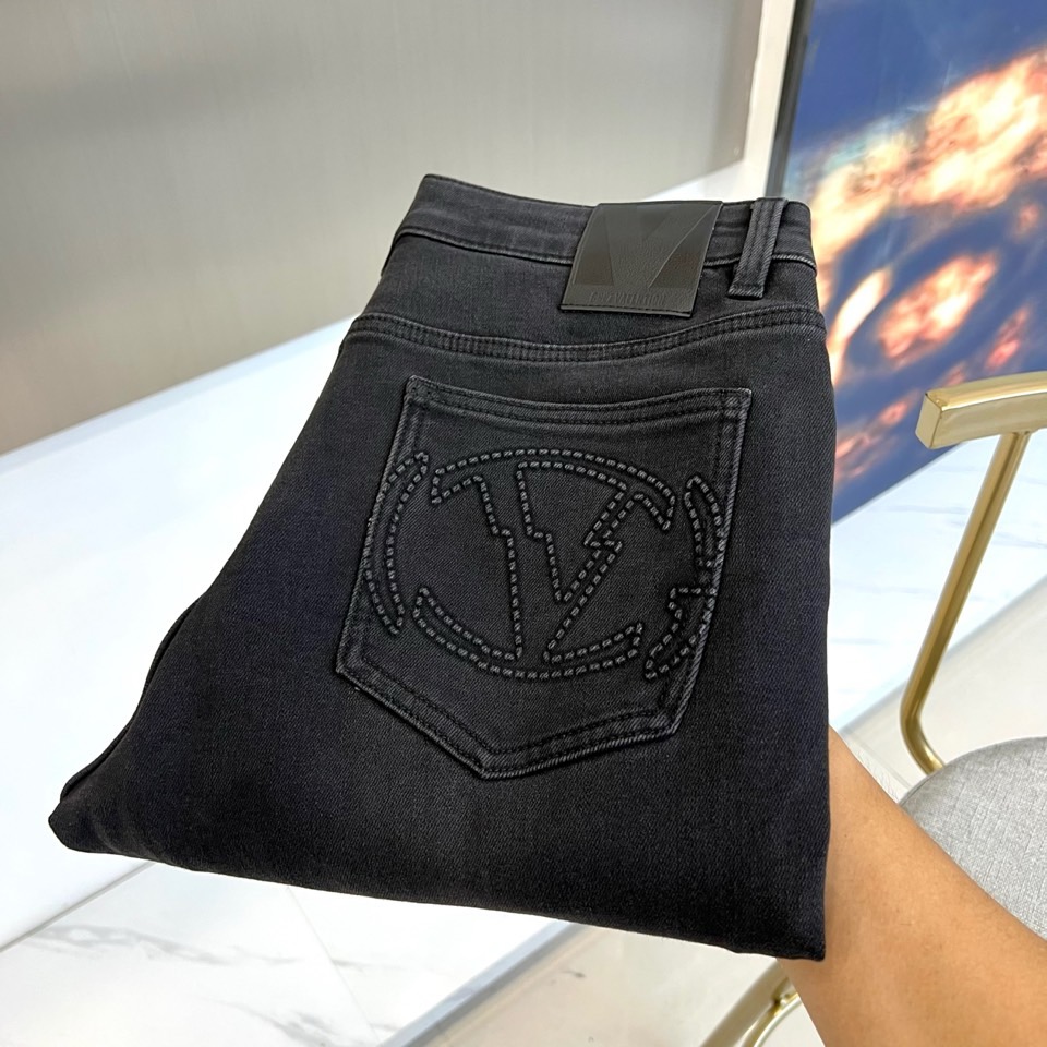 NO:596157,VT Valentino's new 2025 autumn and winter black jeans adopt the brand's iconic slim-fitting tailoring process and use high-quality cotton fabric to create a neat silhouette that fits the body shape. The waistband is decorated with a black leather label, embossed with the classic VLogo logo, and the back pocket outlines the brand's iconic pattern through fine stitching, highlighting Italian aesthetics and exquisite craftsmanship. The deep pure black color is combined with a special wash to present a delicate texture layer.  The style perfectly combines Italian luxury and modern urban flavor. It can be paired with shirts and suits to show refined business style, or with motorcycle jackets or sweaters to show modern style. An iconic item that interprets Valentino's romantic aesthetics and daily practicality, it has become an indispensable and versatile choice in the autumn and winter wardrobe. 30-38 (no 37),,valentino,jeans,jackets & coats,shirts,business suit,alexander wang19860909VT华伦天奴2025秋冬新品黑色牛仔裤,采用品牌标志性的修身剪裁工艺,以高品质棉质面料打造贴合身形的利落轮廓.腰头饰有黑色皮质标牌,压印经典VLogo标识,后袋通过精细缝线勾勒出品牌标志性图案,凸显意式美学与精湛工艺.深邃纯黑色调搭配特殊水洗处理,呈现细腻的质感层次. 风格上完美融合意式奢华与现代都市气息,既可搭配衬衫与西装演绎精致商务风格,也能搭配机车夹克或针织衫展现摩登型格.一件诠释华伦天奴浪漫美学与日常实穿性的标志性单品,成为秋冬衣橱中不可或缺的百搭选择.30-38（无37）,,valentino,jeans,jackets & coats,shirts,business suit,alexander wang,Men's clothing