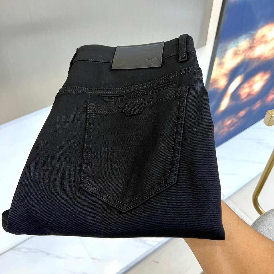 NO:596159,ARM selects high-end heavyweight cotton fabrics for autumn and winter 2025 to create three-dimensional slim-fitting jeans. The back pockets are decorated with the brand's classic embroidered logo and leather waistband, and the details highlight Balenciaga's century-old craftsmanship gene. The same series launches 'Winter Warmth' technological thermal underwear, which uses transparent and environmentally friendly packaging to present an orange-yellow gradient label. The fabric is integrated with heating technology and antibacterial technology, making it light and stress-free to wear next to the body.  Jeans are adaptable to various urban scenes with neat tailoring, while technical underwear focuses on temperature-locking functionality and comfortable experience. The two items achieve visual unity through the obsidian color system. They can be layered to create a hierarchical look, or can be paired alone to show the ultimate style. Interpreting the high-end aesthetics of the symbiosis of fashion and function, it has become the absolute core of the winter wardrobe. 30-38 (no 37), balenciaga, armani, jeans, alexander wang19860909ARM阿玛尼、2025秋冬甄选高端重磅棉质面料打造立体修身牛仔裤型,后袋饰有品牌经典刺绣徽标与皮质腰牌,细节处彰显巴黎世家百年工艺基因.同系列推出「冬日暖暖」科技保暖内衣,采用透明环保包装呈现橙黄渐变标签,面料融入升温科技与抗菌技术,贴身穿着轻盈无压. 牛仔裤以利落剪裁适配都市多种场景,科技内衣专注锁温功能性与舒适体验.两款单品通过黑曜石色系实现视觉统一,既可分层叠穿塑造层次造型,也能单独搭配展现极致风格.诠释时尚与机能共生的高级美学,成为冬日衣橱的绝对核心.30-38（无37）,,balenciaga,armani,jeans,alexander wang,Men's clothing