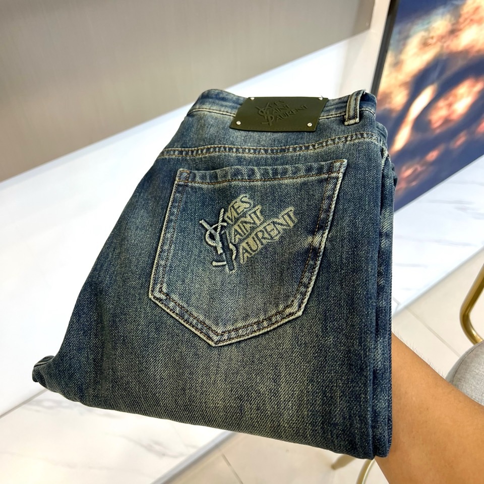 NO:596161,Saint Laurent, 2025 autumn and winter new dark blue jeans, adopt the brand's signature slim fit tailoring process and use high-quality cotton fabric to create a neat and modern urban silhouette. The back pocket is decorated with the classic brand name embroidery pattern, and the waistband is equipped with a black leather label embossed with 'YVES SAINT'  LAURENT' logo, highlighting the French luxury gene. The same series launches OWNFAN technical fabric model, with the tag marked 'flexible and elastic' properties. It is made of natural organic materials and has the characteristics of high elasticity, low pressure, water absorption and not easy to wrinkle, achieving a natural roundness when wearing. SAINT  The LAURENT model focuses on classic luxury style and is suitable for matching with suits or leather jackets to show a modern style; the OWNFAN model focuses on comfort and elasticity and is suitable for daily casual wear. Together, we build a 2025 autumn and winter outfit with both texture and functionality. 30-38 (no 37),, saint laurent, saint laurent, jeans, leather jacket, business suit, alexander wang19860909Saint Laurent圣罗兰、2025秋冬新品深蓝色牛仔裤,采用品牌标志性修身剪裁工艺,以高品质棉质面料打造利落现代的都市轮廓.后袋饰有经典品牌名称刺绣图案,腰头搭配黑色皮质标牌,压印'YVES SAINT LAURENT'标识,彰显法式奢华基因.同系列推出OWNFAN科技面料款,吊牌标注'灵动柔弹'特性,采用天然有机材质,具备高弹低压、吸水不易起皱等特性,实现穿着时的自然圆润感.SAINT LAURENT款侧重经典奢华风格,适合搭配西装或皮衣展现摩登型格；OWNFAN款注重舒适弹性,适合日常休闲穿着.共同构建2025秋冬兼具质感与功能性的穿搭选择.30-38（无37）,,saint laurent,saint laurent,jeans,leather jacket,business suit,alexander wang,Men's clothing