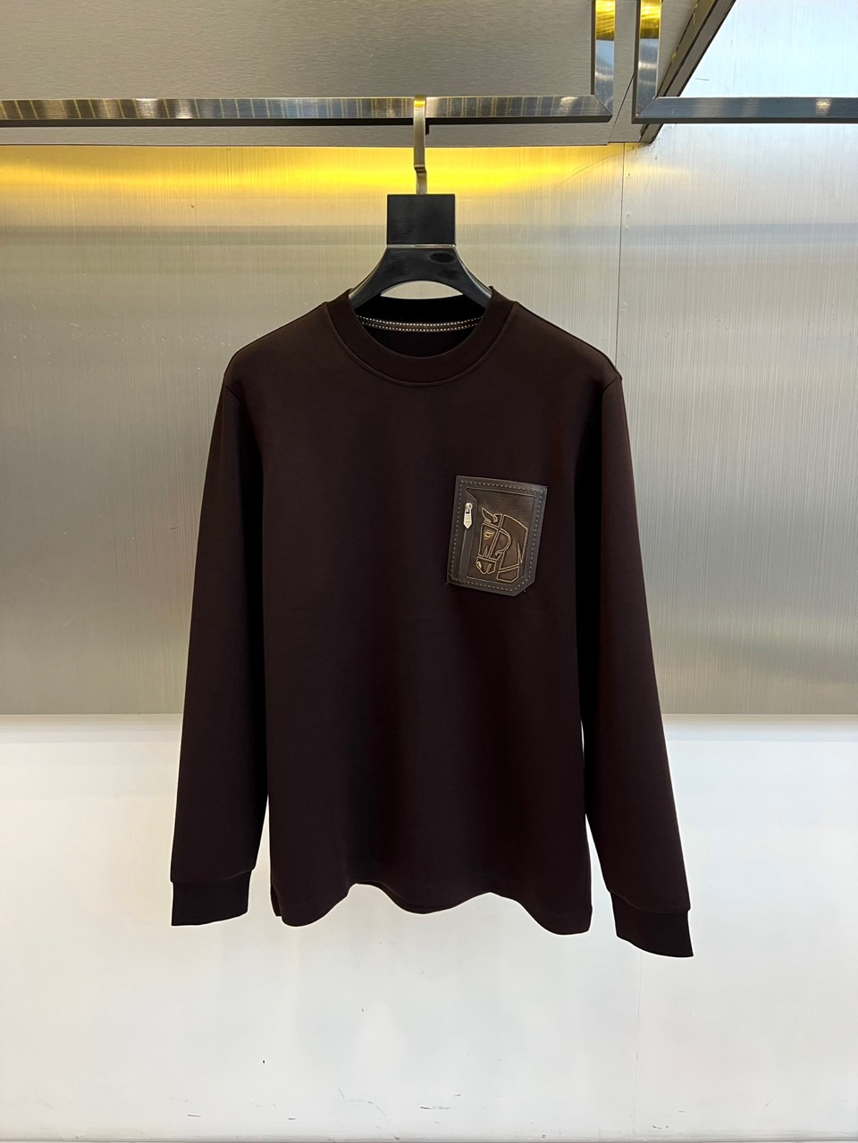 NO:596144,H Hermès, 2025 autumn and winter new products  HERMS classic emblem long-sleeved sweatshirt. This dark purple long-sleeved T-shirt adopts the brand's iconic round neck design, and is decorated with a square leather badge on the left chest, which outlines the classic horse pattern with exquisite craftsmanship. The fabric is made of 54.6 natural fiber and 41.4 polyester fiber in a scientific ratio, and 4 spandex provides moderate elasticity, ensuring that the clothing is both soft and skin-friendly and has good shape retention. The ribbed cuffs and hem keep the shape crisp. The deep purple tone highlights a low-key luxury temperament and can be worn alone.  Simple and elegant style, it can also be used as an inner wear to create a layered look. The leather badge continues the brand's equestrian genes and is suitable for business, leisure, high-end social and other scenarios, interpreting Hermès' aesthetic concept of integrating traditional craftsmanship with modern wearability. 50-58 (model 173,143 pounds, upper body size 50),, hermes, hermes, hoodie, sweatshirts, tees, t-shirt, alexander  wang19860909H爱马仕、2025秋冬新品 HERMS经典徽章长袖卫衣.这款深紫红色长袖T恤采用品牌标志性圆领设计,左胸处装饰方形皮质徽章,以精湛工艺勾勒出经典骏马图案.面料选用54.6天然素纤维与41.4聚酯纤维科学配比,4氨纶提供适度弹性,确保衣物兼具柔软亲肤感与良好保形性.罗纹袖口与下摆保持版型挺括.深紫红色调彰显低调奢华气质,既可单穿展现简约优雅风格,也可作为内搭打造层次造型.皮质徽章延续品牌马术基因,适合商务休闲、高端社交等多场景,诠释爱马仕将传统工艺与现代实穿性相融合的美学理念.50-58（模特173,143斤上身50码）,,hermes,hermes,hoodie,sweatshirts,tees，t-shirt,alexander wang,Men's clothing