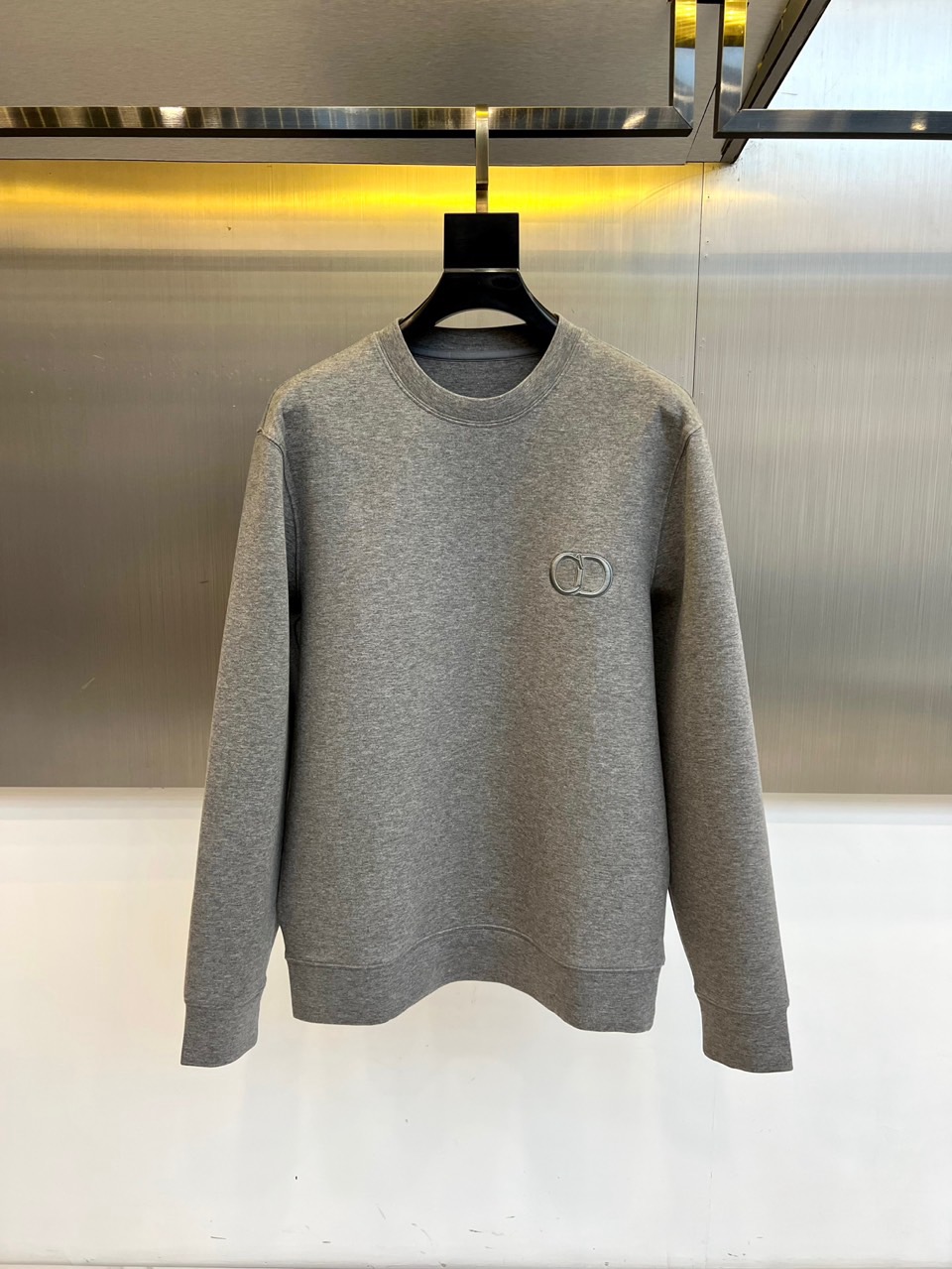 NO:596146,Dio, the new air-layer sweatshirt for autumn and winter 2025, interprets modern casual style in high-end gray tones. The classic round-neck design is paired with a comfortable and loose fit, and innovative air-layer fabric is used to create a three-dimensional texture and light texture. The left chest is decorated with an exquisite CD letter embroidery logo, and matte silk thread is used to outline the brand's iconic elegant silhouette. The cuffs and hem are designed with ribbed cuffs, continuing the brand's exquisite craftsmanship tradition. The overall style perfectly balances street casual and high-end fashion, and can be paired with cowboys.  Jeans can create a daily look, or can be layered with a skirt to show the charm of mixing and matching. Whether it is a weekend trip or a social occasion, this sweatshirt can show its extraordinary taste with low-key luxury details, becoming a must-have item with both practical wear and brand recognition in autumn and winter. 50-58 (model is 173,143 pounds, upper body size 50),, dior, dior, hoodie, sweatshirts, skirts, jeans, alexander  wang19860909Dio迪奥、2025秋冬新品空气层卫衣,以高级灰色调演绎现代休闲风尚.经典圆领设计搭配舒适宽松的版型,选用创新空气层面料打造立体肌理与轻盈质感.左胸前饰以精致CD字母刺绣标志,以哑光丝线勾勒出品牌标志性的优雅轮廓.袖口与下摆采用罗纹收口设计,延续品牌精湛工艺传统.整体风格完美平衡街头休闲与高级时装感,既能搭配牛仔裤打造日常造型,亦可与半身裙叠穿展现混搭魅力.无论是周末出行或是社交场合,这件卫衣都能以低调奢华的细节彰显非凡品味,成为秋冬季节兼具实穿性与品牌辨识度的必备单品.50-58（模特173,143斤上身50码）,,dior,dior,hoodie,sweatshirts,skirts,jeans,alexander wang,Men's clothing