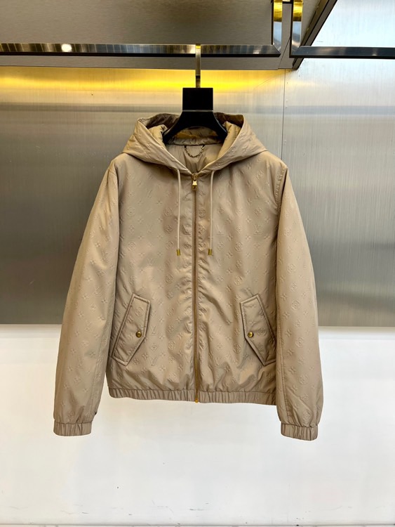 NO:596148,1v Vuitton (white goose down), the new 2025 autumn and winter hooded down jacket, uses khaki Monogram dark pattern fabric to demonstrate low-key luxury. The fabric is made of polyester fiber to create a delicate texture, and is filled with 90 white goose down and 10 white goose feathers to achieve a light and warm wearing experience. The hood design is freely adjustable with a drawstring, and the gold zipper echoes the button decoration on the symmetrical oblique pockets. The cuffs and hem are ribbed to enhance wind resistance.  The overall silhouette is both casual and slim, perfectly integrating pragmatism and brand genes. The Monogram dark pattern reveals the classic mark in the details, and the khaki tone gives the item the potential to be matched across occasions - from urban commuting to outdoor leisure. This item redefines autumn and winter warm fashion with exquisite craftsmanship, and demonstrates Louis Vuitton's timeless French elegance gene in the simple design. 48-56 (model is 173, 143 pounds, upper body size 50),, louis  vuitton,jackets & coats,jackets & coats,down jacket,hats,alexander wang198609091v威登（白鹅绒）、2025秋冬新品连帽羽绒服夹克外套,以卡其色Monogram暗纹面料演绎低调奢华.面料采用聚酯纤维打造细腻肌理,内填充90白鹅绒与10白鹅毛,实现轻盈保暖的穿着体验.连帽设计搭配抽绳可自由调节,金色拉链与对称斜插口袋上的纽扣装饰相呼应,袖口及下摆采用罗纹收口工艺增强防风性. 整体廓形兼具休闲感与修身度,将实用主义与品牌基因完美融合. Monogram暗纹在细节处流露经典印记,卡其色调赋予单品跨越场合的搭配潜力——从都市通勤到户外休闲皆能从容驾驭.这件单品以精湛工艺重新定义秋冬保暖时尚,在简约设计中彰显路易威登永恒的法式优雅基因.48-56（模特173,143斤上身50码）,,louis vuitton,jackets & coats,jackets & coats,down jacket,hats,alexander wang,Men's clothing