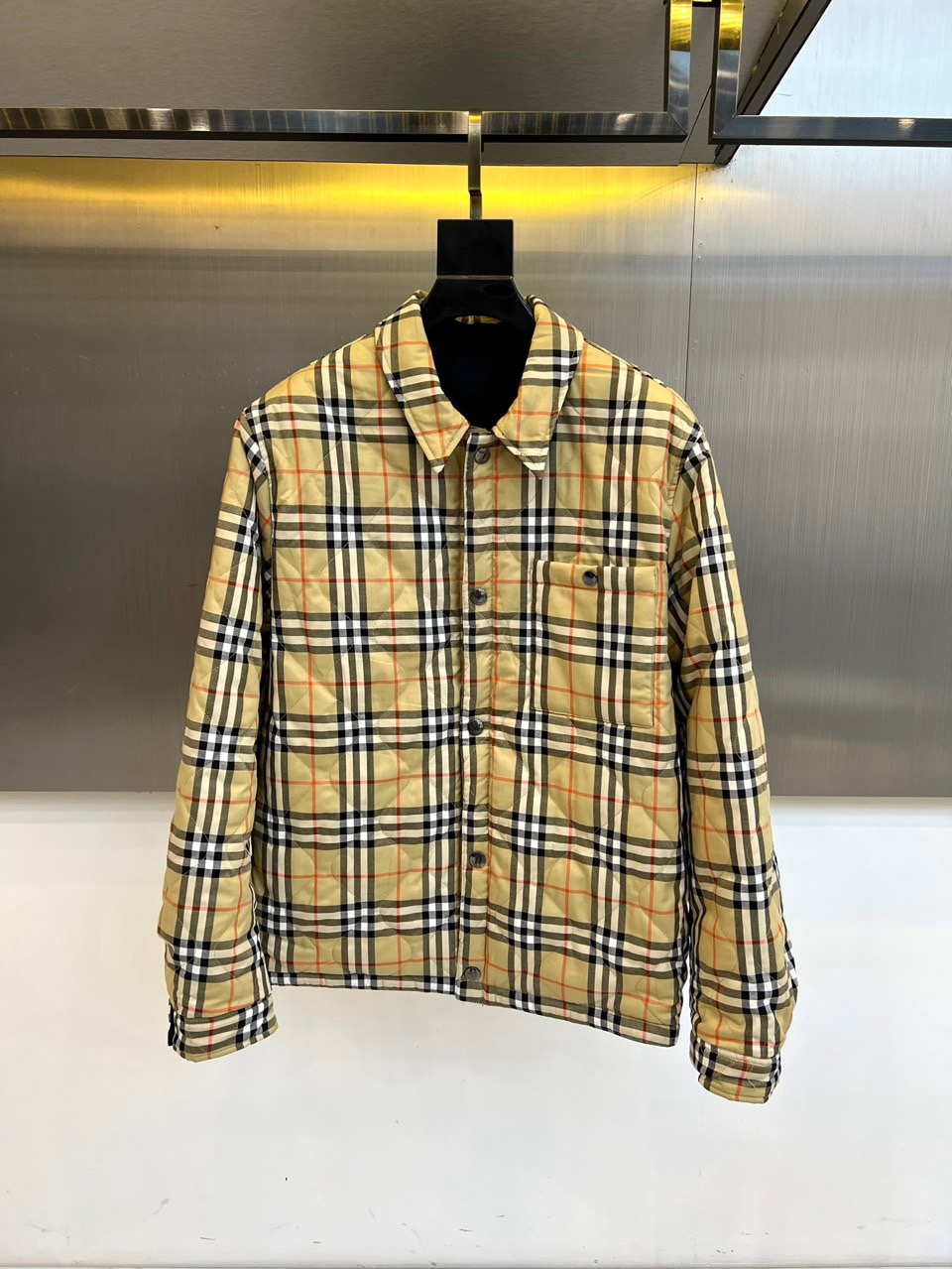 NO:596152,Burberry, the new reversible jacket for autumn and winter 2025, interprets the pragmatism spirit of British aesthetics with innovative design. One is made of the brand's iconic beige-based black line plaid fabric, with a three-dimensional texture formed by diamond quilting technology, and a shirt-style lapel with dark  Color button closure, with buckle patch pocket on the left chest; the other side is a pure black base with the same quilting process, and the classic plaid lining is hidden inside. Both sides are equipped with practical pockets and cuff button details, and the fabric combines cotton and technical materials to ensure stiffness and windproofness. Its design will  The century-old plaid gene is integrated with the modern practical wear philosophy. It can be paired with formal wear to show a business casual style, or combined with knitted items to create an urban daily look. From commuting to weekend trips, this jacket has the adaptability to double-sided scenes and iconic details, becoming a fashion carrier that connects traditional heritage and contemporary life, interpreting Burberry's in-depth exploration of functional aesthetics. S-XXL (model 173, 143 pounds, upper body size M),, burberry, burberry, jackets  & coats,shirts,alexander wang19860909Bur巴宝莉、2025秋冬新品双面穿外套,以创新设计诠释英伦美学的实用主义精神.一款采用品牌标志性米黄底黑色线条格纹面料,通过菱形绗缝工艺形成立体纹理,衬衫式翻领搭配深色纽扣开合,左胸设带扣贴袋；另一面为纯黑色基底搭配相同绗缝工艺,内里暗藏经典格纹衬里.双面皆配备实用口袋与袖口纽扣细节,面料融合棉质与科技材质确保挺括度与防风性.其设计将百年格纹基因与现代实穿哲学相融合,可搭配正装展现商务休闲风范,亦可与针织单品组合打造都市日常造型.从通勤场合到周末出行,这款外套以双面穿着的场景适应力与标志性细节,成为连接传统传承与当代生活的时尚载体,诠释Burberry对功能美学的深度探索.S-XXL（模特173,143斤上身M码）,,burberry,burberry,jackets & coats,shirts,alexander wang,Men's clothing