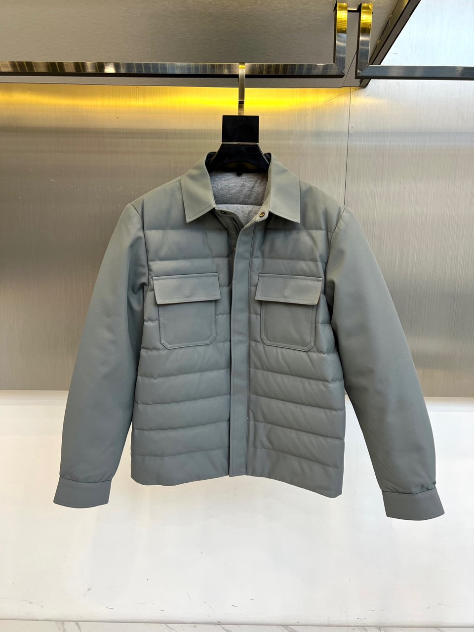 NO:596163,Zegna (goose down), the new men's gray down jacket for autumn and winter 2025, uses a simple lapel design to interpret the aesthetics of a modern urban gentleman. The style adopts a crisp lapel with an invisible placket design, and symmetrical diagonal pockets on both sides are both practical and smooth.  The lines, cuffs and hem use elastic hemming to enhance the warmth effect. The label clearly states that the fabric and lining are made of polyester fiber, and are filled with high-quality goose down to ensure a light and fluffy warmth experience. The exquisite quality of Made in China is reflected in the detailed stitching and tailoring.  Its design combines business formal wear genes with outdoor functional attributes. The gray tone presents a low-key and high-end feel. It can be paired with a shirt and tie to create a business casual style, or it can be layered with a high-collar knitted layer to adapt to changing temperatures. From the office to weekend trips, this jacket has a precise three-dimensional  Tailoring and professional down filling have become a winter model that connects Italian craftsmanship with daily practicality, interpreting Zegna's dual pursuit of material craftsmanship and practical aesthetics. S-XXL (model weighs 173,143 pounds, upper body size M),,zegna,jackets  & coats,shirts,down jacket,ties,alexander wang19860909Zegna杰尼亚（鹅绒）、2025秋冬新品男士灰色羽绒夹克,以简约翻领设计诠释现代都市绅士美学.款式采用挺括翻领搭配隐形门襟设计,两侧对称斜插口袋兼顾实用性与流畅线条,袖口与下摆采用弹性收边工艺增强保暖效果.标签明确标注面料与里料均采用聚酯纤维,填充优质鹅绒确保轻盈蓬松的保暖体验,中国制造的精工品质体现在细节缝线与版型剪裁. 其设计将商务正装基因与户外功能属性相融合,灰色调呈现低调高级感,可搭配衬衫领带塑造商务休闲风范,亦可与高领针织层叠穿搭适应多变气温.从办公室到周末出行,这款夹克以精准的立体剪裁与专业羽绒填充,成为连接意式匠心与日常实穿性的冬季典范,诠释杰尼亚对材质工艺与实用美学的双重追求.S-XXL（模特173,143斤上身M码）,,zegna,jackets & coats,shirts,down jacket,ties,alexander wang,Men's clothing