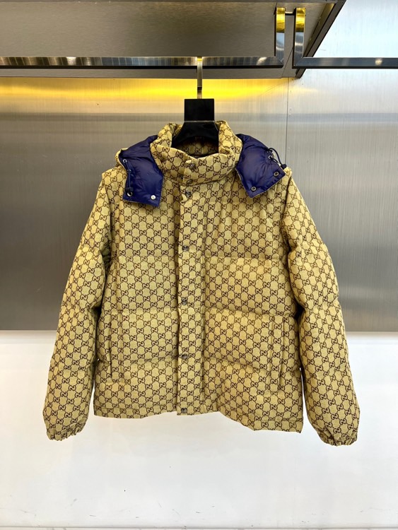 NO:596166,Gucci, the new detachable vest for autumn and winter 2025, interprets practical aesthetics with an innovative detachable design. The front uses the brand's iconic beige GG pattern, the back is a solid color design, and the inside of the detachable hood uses dark blue fabric to create a contrasting color scheme. The vest is made of gold  The button allows for reversible wear, and the practical pockets on both sides continue the brand's classic design. The fabric is strictly marked with a ratio of 70% cotton and 30% polyester fiber. The lining and pocket lining are all nylon. The filling contains 90% down and the velvet content meets the standard. Made in Italy to ensure precision workmanship.  Its design combines century-old genes with modern practicality. It can be paired with a turtleneck sweater to show a business casual style, or combined with a sweater to create an urban mix and match look. From urban commuting to outdoor activities, this vest has the flexibility of a detachable hood and the practical philosophy of reversible wear, becoming a link between tradition and tradition.  The fashion carrier of luxury and contemporary life, interpreting Burberry's in-depth exploration of functional aesthetics. S-XL (model weighs 173,143 pounds, upper body size M),,burberry,gucci,hoodie,sweatshirts,down  jacket,hats,alexander wang19860909Gucci、2025秋冬新品可拆卸马甲,以创新可拆卸设计诠释实用美学.正面采用品牌标志性米色GG图案,背面为纯色设计,可拆卸连帽内侧运用深蓝色面料形成撞色巧思.马甲通过金属纽扣实现正反两穿功能,两侧实用口袋延续品牌经典设计.面料严格标注70棉与30聚酯纤维配比,里料及口袋里料均为锦纶,填充物含90羽绒且绒子含量达标,意大利制造确保精工品质. 其设计将百年基因与现代实穿性相融合,可搭配高领针织衫展现商务休闲风范,亦可与卫衣组合打造都市混搭造型.从城市通勤到户外活动,这款马甲以可拆卸帽子的灵活性与双面穿着的实用哲学,成为连接传统奢华与当代生活的时尚载体,诠释Burberry对功能美学的深度探索.S-XL（模特173,143斤上身M码）,,burberry,gucci,hoodie,sweatshirts,down jacket,hats,alexander wang,Men's clothing