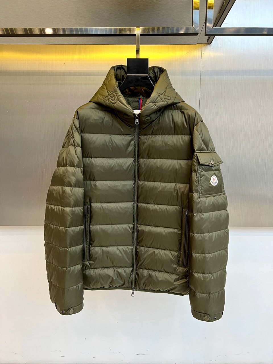 NO:596169,Mon (pure goose down), the new 2025 autumn and winter down jacket interprets simple winter aesthetics in off-white tones, with a hooded design and smooth zipper closure. The left sleeve is embellished with practical patch pockets and is decorated with the brand's classic round logo. The body is precisely zoned using horizontal quilting technology to ensure that the 90% pure goose down filling is evenly distributed. The fabric has passed EU EN12934, the United States USA- and Japan JIS  L1903: 2011 triple international certification. The velvet content strictly meets the standards, giving the clothing light and fluffy warmth. Its three-dimensional tailoring takes into account urban fashion and outdoor functionality. It can be paired with bottoms of the same color to enhance the overall look, and can also be combined with denim items to create a mixed style.  .From urban street scenes to snowy scenes, this down jacket has iconic logo details and professional down quality, becoming a model that combines high-end craftsmanship with daily practicality. 48-56 (model 173, 143 pounds, upper body size 50),,Moncler,down  jacket,hats,alexander wang19860909Mon蒙口（纯鹅绒）、2025秋冬新品羽绒服以米白色调演绎简约冬日美学,连帽设计搭配流畅拉链开合,左袖点缀实用贴袋并饰有品牌经典圆形徽标.衣身采用横向绗缝工艺精准分区,确保90纯鹅绒填充均匀分布.面料通过欧盟EN12934、美国USA-及日本JIS L1903:2011三重国际认证,绒子含量严格符合标准,赋予衣物轻盈蓬松的保暖特性.其立体剪裁兼顾都市时尚与户外功能性,可搭配同色系下装强化整体感,亦能与牛仔单品碰撞出混搭风格.从城市街景到雪地场景,这款羽绒服以标志性徽标细节与专业羽绒品质,成为连接高端工艺与日常实穿性的典范之作.48-56（模特173,143斤上身50码）,,Moncler,down jacket,hats,alexander wang,Men's clothing