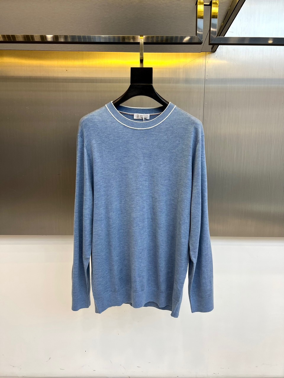 NO:596172,Brunello cucinelli-BC, the new 2025 autumn and winter men's round neck ultra-fine wool sweater, interprets relaxed aesthetics with a minimalist design. The loose silhouette is free from restraints, giving the wearer a lazy and comfortable urban feel. The classic round neck is paired with exquisite white fine rib piping, forming clever embellishments on the collar, cuffs and hem. The details are visible in simplicity, easily enhancing the sophistication of the overall look.  This product focuses on unparalleled skin-friendly texture, and the fabric ingredients are uniquely crafted. It is specially blended with 5 silk and 5 wool, which brings a soft and luxurious touch against the skin; it is also combined with 12 nylon and 8 acrylic fiber to ensure that the clothing has good durability and shape retention. It also exclusively adds 30 patented super soft fiber and 40 polyester fiber, which together create a unique feel that is light, fluffy, and extremely soft, making it warm and comfortable to wear next to the body.  Adhering to the consistent pursuit of quality, each knitted sweater is carefully crafted in Italy to ensure excellent craftsmanship. This series provides a wealth of color options, including fresh light blue, elegant yellow-green, warm brown, calm dark blue, classic high-end gray, pure black and white, to meet the diverse needs of autumn and winter.  This sweater is an ideal inner layer to create a layered look. It can also be worn alone to easily create a casual yet textured modern casual style. 48-56 (model 173, 143 pounds, upper body size 50),, brunello cucinelli, alexander wang19860909Brunello cucinelli-BC、2025秋冬新品男士圆领超细羊毛针织衫,以极简设计诠释松弛美学.宽松的廓形剪裁摆脱束缚,赋予穿着者慵懒而自在的都市感.经典的圆领搭配精致的白色细罗纹滚边,在领口、袖口与下摆处形成巧妙点缀,于简约中见细节,轻松提升整体造型的精致度. 本品主打无与伦比的亲肤质感,面料成分匠心独运.特别融入5丝绸与5羊毛,带来轻柔贴肤的奢宠触感；同时结合12尼龙与8腈纶,确保衣物具有良好的耐久性与保形度.更独家添加30专利超柔软纤维与40聚酯纤维,共同织就出轻盈蓬松、异常柔软的独特手感,贴身穿着温暖舒适. 秉承对品质的一贯追求,每件针织衫均于意大利精心制作,确保卓越工艺.本系列提供丰富的色彩选择,包括清新的浅蓝色、雅致的黄绿色、温暖的棕色、沉稳的深蓝色、经典的高级灰、纯粹的黑色与白色,满足秋冬季节多样化的穿搭需求. 这款针织衫是打造层次感叠穿的理想内搭,亦可单独穿着,轻松演绎随性而有质感的现代休闲风格.48-56（模特173,143斤上身50码）,,brunello cucinelli,alexander wang,Men's clothing