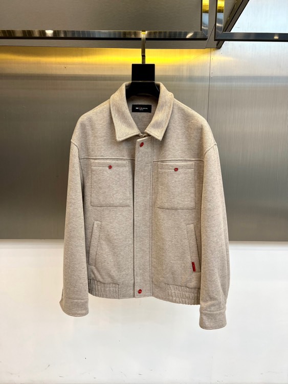NO:596178,Kiton's new woolen men's jacket for autumn and winter 2025 interprets Italian elegant aesthetics in light gray tones. The style adopts a classic lapel design, with red buttons on the front to form a visual focus. The symmetrical pockets on both sides are outlined with red stitching, and the red details continue at the hem to echo the overall design. The fabric is made of top-grade virgin wool, and the brand's iconic Naples tailoring process is used to create natural and smooth shoulder lines and slim silhouette. Its design will  Combining traditional craftsmanship with modern aesthetics, it can be paired with a white shirt to create business elegance, or it can be paired with a turtleneck sweater for casual charm. From formal meetings to daily social interactions, this jacket is embellished with precise red details and excellent fabric craftsmanship, becoming a masterpiece that connects Italian heritage and contemporary gentleman style, interpreting Kiton's pursuit of the ultimate in high-end men's wear. 48-56 (model 173, 143 pounds, upper body size 50),,jackets  & coats,shirts,alexander wang19860909Kiton奇酷、2025秋冬新品毛呢男士夹克,以浅灰色调演绎意式优雅美学.款式采用经典翻领设计,前襟点缀红色纽扣形成视觉焦点,两侧对称口袋以红色缝线勾勒轮廓,下摆处延续红色细节呼应整体设计.面料选用顶级初剪羊毛材质,通过品牌标志性的那不勒斯剪裁工艺,打造自然流畅的肩部线条与修身廓形.其设计将传统匠心与现代审美相融合,可搭配白色衬衫塑造商务优雅,亦可与高领针织衫碰撞出休闲魅力.从正式会谈到日常社交,这款夹克以精准的红色细节点缀与卓越面料工艺,成为连接意式传承与当代绅士风范的臻品之作,诠释Kiton对高级男装极致的追求.48-56（模特173,143斤上身50码）,,jackets & coats,shirts,alexander wang,Men's clothing