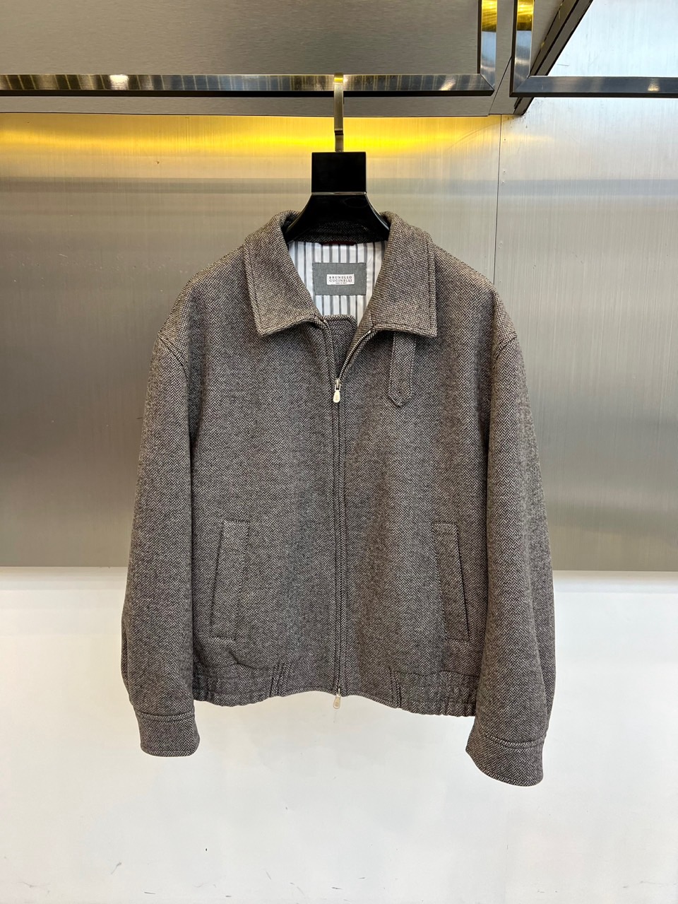 NO:596181,BC-2025 new autumn and winter woolen jacket uses tweed fabric to reshape workwear aesthetics. The shirt-style lapel design is equipped with silver metal zippers, and the flap-type double patch pockets continue the pragmatism gene. The cuffs and hem are edged with elastic webbing to ensure freedom of movement. The fabric is made of worsted cotton tweed, which enhances the visual level through a delicate herringbone texture, and the striped lining creates a clever contrasting effect. Its three-dimensional tailoring  The silhouette is optimized through the back waist dividing line, and can be paired with casual trousers to create an urban functional style, or can be paired with suit trousers for a fun mix and match. From business meetings to weekend store visits, this jacket balances material texture and workwear details to become a carrier that connects retro aesthetics and modern dressing, interpreting BC's precise shaping of daily clothing. 48-56 (model is 173, 143 pounds, upper body size 50),,jackets  & coats,jackets & coats,shirts,business suit,alexander wang19860909BC-2025秋冬新作毛呢夹克外套,以粗花呢面料重塑工装美学.衬衫式翻领设计搭配银色金属拉链,袋盖式双贴袋延续实用主义基因,袖口及下摆采用松紧织带收边工艺确保活动自由度.面料选用精纺棉质粗花呢,通过细腻人字纹肌理提升视觉层次,条纹内衬形成巧妙撞色效果.其立体剪裁通过后腰分割线优化廓形,可搭配休闲长裤演绎都市机能风,亦能与西装裤碰撞出混搭趣味.从商务会议到周末探店,这款夹克以材质质感与工装细节的平衡,成为连接复古美学与现代着装的载体,诠释BC对日常服饰的精准塑造.48-56（模特173,143斤上身50码）,,jackets & coats,jackets & coats,shirts,business suit,alexander wang,Men's clothing