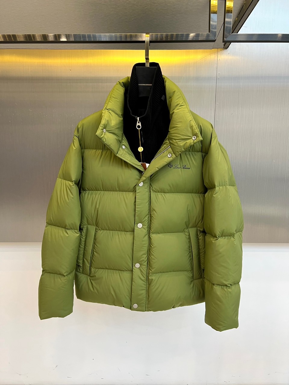 NO:596184,Loro Piana (goose down), the 2025 autumn and winter new down jacket, interprets modern minimalist aesthetics with an integrated collar design. The style adopts a neat short silhouette, and high-quality down filling is fixed through precise diamond quilting technology to ensure thermal insulation performance and a three-dimensional silhouette. The collar innovatively adopts a zipper and button double closure system to enhance windproof practicality and improve the level of details. The left chest is embellished with the brand's iconic embroidered logo, highlighting the luxury gene in a low-key way.  The fabric is made of high-tech windproof material, filled with high-quality white goose down with a velvet content of more than 90%, and strictly complies with the EU EN12934 down standard. Its three-dimensional tailoring optimizes body proportions through a short version, and can be paired with high-waisted trousers to lengthen the leg line, or it can also be combined with wool trousers to create a smart casual style. From urban commuting to suburban walks, this down jacket has one-piece smooth lines and a practical design philosophy, becoming a winter model that connects Italian ingenuity with daily wear, interpreting Loro  Piana's eternal pursuit of ultimate materials and simple aesthetics. 48-56 (model is 173,143 pounds, upper body size 50),,loro piana,down jacket,alexander wang19860909Loro Piana诺悠翩雅（鹅绒）、2025秋冬新品羽绒服以一体领设计诠释现代极简美学.款式采用利落短款廓形,通过精准的菱形绗缝工艺固定优质羽绒填充,确保保暖性能与立体轮廓感.领口创新采用拉链与纽扣双重闭合系统,增强防风实用性同时提升细节层次.左胸点缀品牌标志性刺绣标识,以低调方式彰显奢华基因. 面料选用高科技防风材质,内填充90以上绒子含量的优质白鹅绒,严格执行欧盟EN12934羽绒标准.其立体剪裁通过短款版型优化身材比例,可搭配高腰裤装拉长腿部线条,亦能与羊毛长裤碰撞出智能休闲风格.从都市通勤到郊外漫步,这款羽绒服以一体成型的流畅线条与实用至上的设计哲学,成为连接意式匠心与日常着装的冬季典范,诠释Loro Piana对极致材质与简约美学的永恒追求.48-56（模特173,143斤上身50码）,,loro piana,down jacket,alexander wang,Men's clothing