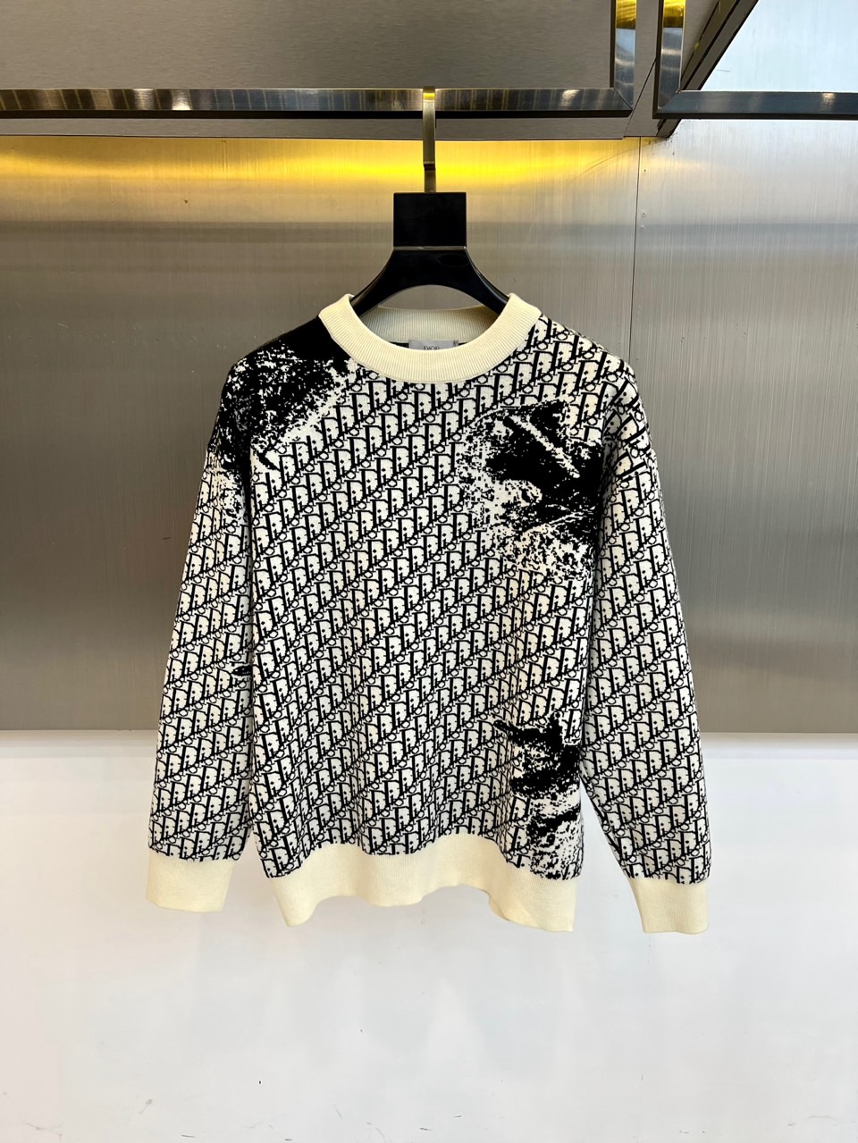 NO:597478,Christian Dior  Dior, the new 2025 autumn and winter round neck sweater, uses an off-white background to interpret French elegant aesthetics. The body is covered with the brand's iconic black letter pattern, which uses a gradient dyeing process to create an artistic visual effect. The round neck design is matched with ribbed edge technology to ensure a long-lasting and crisp fit. The fabric is made of worsted cotton, which is soft and skin-friendly, and the letter pattern uses environmentally friendly printing and dyeing technology to ensure color saturation. Its design combines classic brand genes with modern artistic sense, and can be matched with  The skirt shows a refined temperament, and can also be combined with casual trousers for a fun mix and match. From daily social to formal occasions, this sweater, with its visual tension and precise tailoring of smudged patterns, has become a fashion carrier that connects Dior's heritage and contemporary life, interpreting the brand's contemporary interpretation of French elegance. 48-56 (model 173, 143 pounds, upper body 50?,, dior, dior, skirts, sweaters, alexander  wang19860909Christian Dior 迪奥、2025秋冬新品圆领毛衣,以米白底色演绎法式优雅美学.衣身满铺品牌标志性黑色字母图案,通过渐变晕染工艺形成艺术化视觉效果,圆领设计搭配罗纹收边工艺确保版型持久挺括.面料选用精纺棉质材质,触感柔软亲肤,字母图案采用环保印染技术确保色彩饱和度.其设计将经典品牌基因与现代艺术感相融合,可搭配半裙展现精致气质,亦可与休闲裤装碰撞出混搭趣味.从日常社交到正式场合,这款毛衣以晕染图案的视觉张力与精准剪裁,成为连接迪奥传承与当代生活的时尚载体,诠释品牌对法式优雅的当代解读.48-56（模特173,143斤上身50吗,,dior,dior,skirts,sweaters,alexander wang,Men's clothing