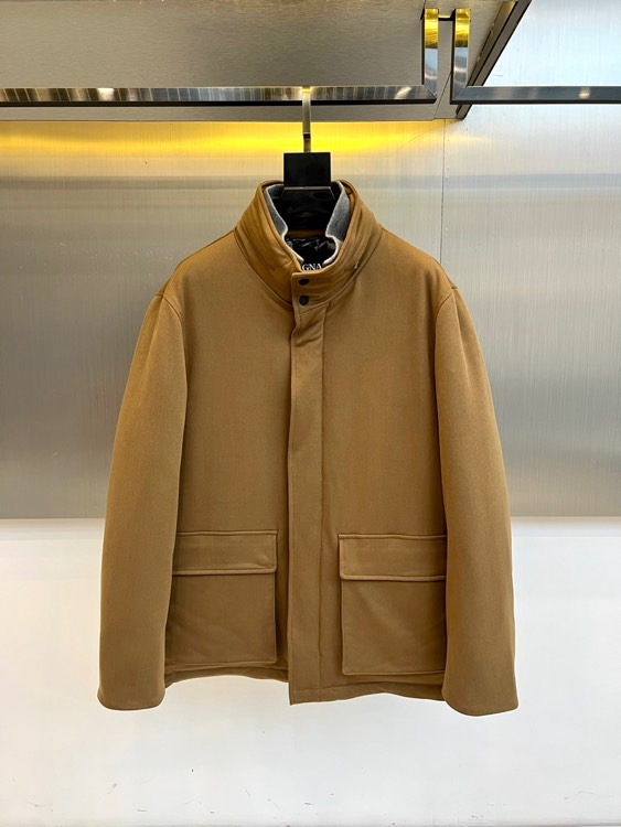 NO:597479,ZEGNA, the new men's down jacket for autumn and winter 2025, adopts a stand-up collar design, with a dark lining on the inside of the collar and a white 'GNA' logo embossed on it. Two black buttons run through the front to form a visual focus. The body is three-dimensionally tailored to create smooth lines, with symmetrical large-capacity pockets on both sides taking into account both practical functions and contour aesthetics. The fabric is strictly made of polyester fiber, and the lightweight material ensures windproof and warm performance. The exquisite quality of Made in China is reflected in precise stitching and detail processing.  Its design combines Italian sharp tailoring with outdoor pragmatism. It can be paired with a turtleneck sweater to show a business casual style, or it can be paired with casual trousers to create a smart mix and match style. From business commuting to weekend excursions, this down jacket has a simple but not simple design language, becoming a link between urban life and outdoor scenes.  The winter model. The hidden logo details on the collar and humanized pocket design interpret ZEGNA's in-depth exploration of the gentleman's dressing system and highlight the brand's ingenious pursuit of practicality and aesthetic balance. 48-56 (model 173, 143 pounds, upper body size 50),,zegna,down  jacket,alexander wang19860909ZEGNA杰尼亚、2025秋冬新品男士羽绒服,款式采用挺立立领设计,领口内侧缀有深色衬里并压印白色'GNA'标识,两颗黑色纽扣贯穿前襟形成视觉焦点.衣身通过立体剪裁营造流畅线条,两侧对称大容量口袋兼顾实用功能与轮廓美感.面料严格选用聚酯纤维材质,轻盈材质确保防风保暖性能,中国制造的精工品质体现在精准缝线与细节处理. 其设计将意式利落剪裁与户外实用主义相融合,可搭配高领针织衫展现商务休闲风范,亦可与休闲裤装碰撞出智能混搭风格.从商务通勤到周末远足,这款羽绒服以简约而不简单的设计语言,成为连接都市生活与户外场景的冬季典范.领口暗藏的标识细节与人性化口袋设计,诠释ZEGNA对绅士着装体系的深度探索,彰显品牌在实用性与美学平衡中的匠心追求.48-56（模特173,143斤上身50码）,,zegna,down jacket,alexander wang,Men's clothing