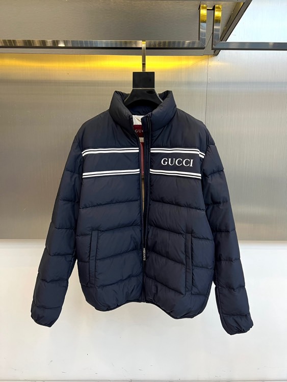 NO:597462,Gu Gucci (goose down) 2025 autumn and winter new dark blue wool down jacket interprets Italian luxury aesthetics with a simple silhouette. The style adopts a stand-up collar design with smooth zipper closure. The chest is decorated with a white brand logo and parallel stripes, and the body is precisely quilted.  The process forms geometric divisions to ensure even distribution of the filling. The fabric is made of high-tech windproof material, and the filling contains 55% polyester fiber, 30% viscose fiber and 15% wool blend, with a down filling amount of 75 grams, and the down content strictly meets the 90% high-quality goose down standard.  Its design combines brand genes with practical functions. It can be paired with casual trousers to create an urban look, or it can be combined with formal items to create a fun mix and match. From daily commuting to winter travel, this down jacket has become a link between Italian heritage and modernity with its exquisite craftsmanship and professional thermal performance.  The fashion carrier of life, interpreting Gucci's in-depth exploration of elegant and practical aesthetics. It is recommended to follow professional cleaning and maintenance methods to maintain the texture of the fabric. S-XL (model 173, 143 pounds, upper body size M),, gucci, gucci, down  jacket,alexander wang19860909Gu古驰（鹅绒）2025秋冬新品深蓝色羊毛羽绒服,以简约廓形诠释意式奢华美学.款式采用立领设计搭配顺滑拉链开合,胸前饰有白色品牌标识与平行条纹,衣身通过精准的绗缝工艺形成几何分割,确保填充物均匀分布.面料采用高科技防风材质,填充物含55聚酯纤维、30粘胶纤维与15羊毛混纺,充绒量达75克,绒子含量严格符合90高品质鹅绒标准. 其设计将品牌基因与实用功能相融合,可搭配休闲裤装打造都市造型,亦可与正装单品碰撞出混搭趣味.从日常通勤到冬季出行,这款羽绒服以精湛工艺与专业保暖性能,成为连接意式传承与现代生活的时尚载体,诠释Gucci对优雅实穿美学的深度探索.建议遵循专业清洗养护方式,以保持面料质感.S-XL（模特173,143斤上身M码）,,gucci,gucci,down jacket,alexander wang,Men's clothing
