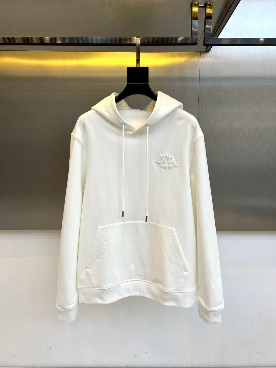 NO:597471,DIOR Dior,  The new 2025 autumn and winter velvet hooded sweatshirt interprets French casual aesthetics with pure tones. The style adopts a loose silhouette design, the hood is equipped with double drawstring details, the left chest is embellished with the brand's iconic DIOR letter embroidery, and the body is equipped with practical large-capacity pockets. The fabric is strictly made of worsted cotton, and the lining is made of velvet technology to improve warmth and feel soft and skin-friendly. The implementation standard complies with GB/T22849-2014, and the safety category reaches GB18401-2010  Category B standard ensures skin-fitting comfort.  Its design combines high-end fashion genes with street wearability. It can be paired with casual trousers to create an everyday look, or it can be combined with a skirt to create a fun mix and match. From walking on campus to socializing in the city, this sweatshirt, with its precise embroidery technology and humanized pocket design, has become a fashion carrier that connects the brand's luxury genes with daily life scenes. The washing label provides clear guidance.  Professional maintenance methods such as low-temperature washing at 30 degrees and hanging drying illustrate Dior's persistent pursuit of quality details. 50-58 (model weighs 173,143 pounds, upper body size 50),, dior, dior, hoodie, sweatshirts, skirts, hats, alexander  wang19860909DIOR迪奥、 2025秋冬新品加绒连帽卫衣,以纯净色调演绎法式休闲美学.款式采用宽松廓形设计,连帽搭配双抽绳细节,左胸点缀品牌标志性DIOR字母刺绣,衣身配备实用大容量口袋.面料严格选用精纺棉质材质,内里采用加绒工艺提升保暖性,触感柔软亲肤.执行标准符合GB/T22849-2014,安全类别达GB18401-2010 B类标准,确保贴肤穿着舒适度. 其设计将高级时装基因与街头实穿性相融合,可搭配休闲长裤打造日常造型,亦能与半裙碰撞出混搭趣味.从校园漫步到都市社交,这款卫衣以精准的刺绣工艺与人性化口袋设计,成为连接品牌奢华基因与生活化场景的时尚载体.洗涤标签明确指导30度低温洗涤、悬挂晾干等专业养护方式,诠释迪奥对品质细节的执着追求.50-58（模特173,143斤上身50码）,,dior,dior,hoodie,sweatshirts,skirts,hats,alexander wang,Men's clothing