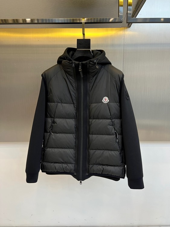 NO:597474,Moncler's new three-in-one vest down jacket jacket for autumn and winter 2025 interprets multi-functional outdoor aesthetics with innovative modular design. The main body is made of black high-density windproof fabric, and the hooded design is equipped with a smooth zipper opening and closing system. The left chest is embellished with the brand's classic embroidery badge. Core design  The design breakthrough lies in the detachable knitted sleeve component, which can be freely combined with the main body of the vest through invisible snap buttons - it forms a complete down jacket when installed, and becomes a lightweight down vest after disassembly. The body is fixed with 90% high-quality down filling through precise diamond quilting technology, and zipper pockets on both sides enhance practical performance.  Its design combines mountain protection genes with urban practicality. The knitted sleeves provide flexible freedom of movement, and the vest shape is suitable for layering. It can be seamlessly switched from hiking in the snow to urban commuting, with three wearing styles to cope with changing scenes. This single product uses the innovative concept of modular design to redefine the boundaries of winter protective fashion and interpret Moncler's in-depth exploration of functional aesthetics. 48-56 (model is 173, 143 pounds, upper body 50?), Moncler, jackets &  coats,jackets & coats,down jacket,hats,alexander wang19860909Moncler蒙口、2025秋冬新品三合一马甲羽绒服夹克外套,以创新模块化设计诠释多功能户外美学.主体采用黑色高密度防风面料,连帽设计搭配顺滑拉链开合系统,左胸点缀品牌经典刺绣徽章.核心设计突破在于可拆卸的针织袖筒组件,通过隐形按扣与马甲主体自由组合——安装时形成完整羽绒外套,拆卸后变为轻便羽绒马甲.衣身通过精准的菱形绗缝工艺固定90优质羽绒填充,两侧拉链口袋增强实用性能. 其设计将高山防护基因与都市实穿性相融合,针织袖筒提供灵活活动自由度,马甲形态适合层叠穿搭.可从雪场徒步无缝切换至城市通勤,以三种穿着形态应对多变场景.这款单品以模块化设计的革新理念,重新定义冬季防护时装的边界,诠释Moncler对机能美学的深度探索.48-56（模特173,143斤上身50吗）,,Moncler,jackets & coats,jackets & coats,down jacket,hats,alexander wang,Men's clothing