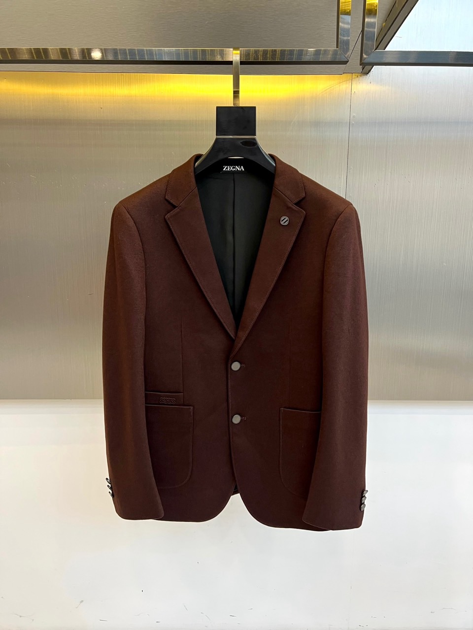 NO:598607,ZEGNA  Ermenegildo Zegna, 2025 autumn and winter new men's wool casual suit, interprets modern gentleman aesthetics in dark brown. The style adopts a classic notch lapel design, two silver buttons embellish the front, and form a line echoing the side patch pockets. The fabric combines 57 polyester fiber and 23 wool  The precise ratio of 10 cotton and 10 viscose not only maintains the natural texture of wool, but also enhances wrinkle resistance and elasticity through technological fibers. The lining is made of polyester fiber to ensure smooth wearing, and the 50-yard standard version has passed the GB/T2664-2017 standard certification.  Its design combines Italian ingenuity with pragmatism. It can be paired with a shirt to show business elegance, or it can be paired with a sweater for a smart casual style. From important meetings to weekend socializing, this suit has three-dimensional tailoring and precise proportions, becoming a fashion carrier that connects traditional craftsmanship with modern life.  .The label indicates that it can be hand washed at 40 degrees and professionally dry cleaned, which is a convenient maintenance method, explaining ZEGNA's dual pursuit of quality and practicality. 48-56 (model weighs 173,143 pounds, upper body size 50),,zegna,shirts,business  suit,alexander wang19860909ZEGNA 杰尼亚、2025秋冬新品男士羊毛休闲西装,以深邃棕色诠释现代绅士美学.款式采用经典平驳领设计,两粒银色纽扣点缀前襟,与侧边贴袋形成线条呼应.面料融合57聚酯纤维、23羊毛、10棉与10粘纤的精密配比,既保持羊毛的天然质感,又通过科技纤维增强抗皱性与弹性.里料采用聚酯纤维确保穿着顺滑度,50码标准版型通过GB/T2664-2017标准认证. 其设计将意式匠心与实用主义相融合,可搭配衬衫展现商务优雅,亦可与针织衫碰撞出智能休闲风格.从重要会议到周末社交,这款西装以立体剪裁与精准比例,成为连接传统工艺与现代生活的时尚载体.标签注明可40度手洗与专业干洗的便捷养护方式,诠释ZEGNA对品质与实穿性的双重追求.48-56（模特173,143斤上身50码）,,zegna,shirts,business suit,alexander wang,Men's clothing