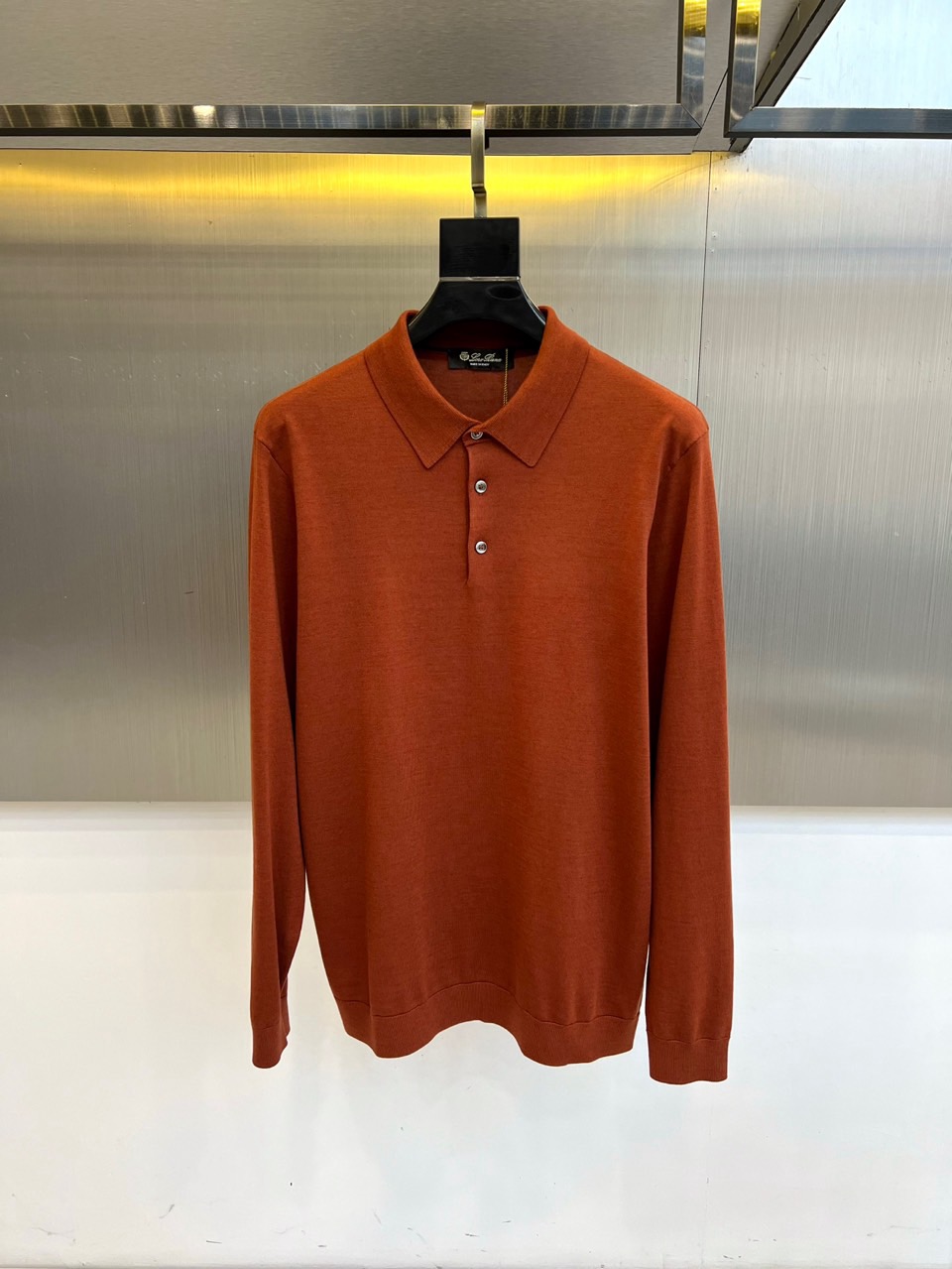 NO:598610,Loro Piana's new men's long-sleeved wool sweater for autumn and winter 2025 uses a classic Polo collar to interpret contemporary elegance. It comes with a retro filter, revealing extraordinary taste in calmness. The neckline is embellished with three exquisite metal buttons, highlighting quality in every detail.  This product selects high-quality blended fabrics, which are scientifically matched with modal, lyocell fiber, cotton and sheep wool. 49.6 modal and lyocell bring silky drape, 45 cotton ensures skin-friendly and breathable, and 5.4 sheep wool adds warmth and care. Together, the fabric is fine, soft, skin-friendly and warm.  The well-fitting three-dimensional tailoring and smooth curved hem not only modify the body shape, but also ensure comfortable and unrestricted wearing. Whether worn as a layer or worn alone to highlight the style, it can easily fit into a variety of occasions. In addition, this sweater also offers a variety of classic colors including olive green, dark blue, off-white, light gray and black to meet your different style imaginations for autumn and winter clothing.  LP This knitted sweater perfectly combines texture, comfort and practicality. It is an indispensable and versatile fashion item in your wardrobe this season. 48-56 (model 173,143 pounds, upper body size 50),,loro piana,loro piana,alexander wang19860909Loro Piana诺悠翩雅、2025秋冬新品男士长袖羊毛针织衫,以经典Polo领型演绎当代优雅.自带复古滤镜,于沉稳中透出不凡品味.领口点缀三颗精致金属纽扣,于细节处彰显品质. 本品精选优质混纺面料,由莫代尔、莱赛尔纤维、棉和绵羊毛科学配比,49.6莫代尔与莱赛尔带来丝滑垂坠感,45棉保证亲肤透气,5.4绵羊毛增添温暖呵护,共同成就了面料细密柔软、亲肤保暖的卓越体感. 合身的立体剪裁,配合流畅的弧形下摆,不仅修饰身形,更确保穿着舒适无拘束.无论是作为内搭叠穿,还是单穿凸显格调,都能轻松胜任多种场合.此外,本款针织衫还提供包括橄榄绿、深蓝、米白、浅灰及黑色在内的多种经典配色,满足您对秋冬衣着的不同风格想象. LP此款针织衫,完美融合了质感、舒适度与实穿性,是您本季衣橱中不可或缺的百搭时尚单品.48-56（模特173,143斤上身50码）,,loro piana,loro piana,alexander wang,Men's clothing