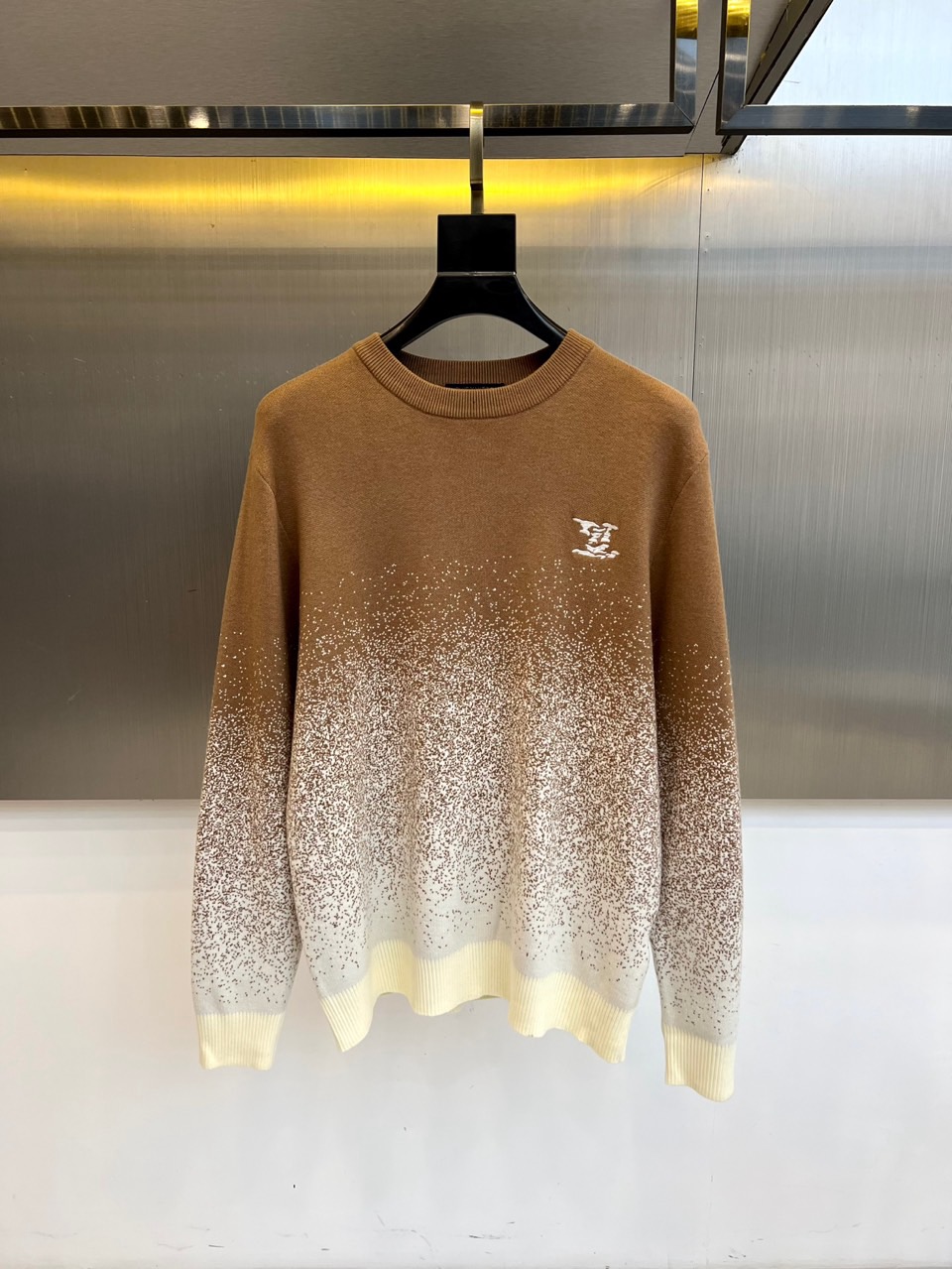 NO:598616,1v Vuitton, 2025 autumn and winter new products | Yadi gradient secret wool sweater.  It adopts a scientific ratio of 50 sheep wool, 10 mohair, 30 anti-pilling acrylic and 10 polyester. The sheep wool retains the warmth and skin-friendly properties, while the mohair is injected with a velvety texture. The anti-pilling technology ensures that it remains flat for a long time. The gradient color process naturally transitions from dark brown to light beige, simulating the poetic level of twilight dyeing the earth. The abstract branch and leaf pattern hand-embroidered on the left chest is outlined with white silk thread, forming a delicate echo with the ribbed edge.  The round neck version achieves a relaxed and moderate silhouette through three-dimensional tailoring, and the gradient colors present a flowing beauty in motion. It can be paired with pants of the same color to create a monochrome look, or the knitted texture is highlighted through material contrast. From the morning commute to the afternoon cafe, it interprets the design philosophy of integrating natural aesthetics into daily wear. 48-56 (model 173, 143 pounds, upper body size 50),, alexander wang198609091v威登、2025秋冬新品 | 雅迪渐变秘境羊毛针织衫. 采用50绵羊毛、10马海毛、30抗起球腈纶与10涤纶的科学配比,绵羊毛保留温暖亲肤特性,马海毛注入绒光质感,抗起球技术确保长久穿着仍保持平整.渐变色工艺从深棕向浅米自然过渡,模拟暮色浸染大地的诗意层次.左胸手工刺绣的抽象枝叶图案以本白丝线勾勒,与罗纹收边形成细腻呼应. 圆领版型通过立体剪裁实现松弛有度的轮廓,渐变色彩在动态中呈现流动美感.可搭配同色系裤装打造单色造型,或通过材质对比突出针织肌理.从晨间通勤到午后咖啡馆,诠释将自然美学融入日常穿着的设计哲学.48-56（模特173,143斤上身50码）,,alexander wang,Men's clothing