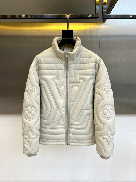 NO:598620,1v/Vuitton, 25FW Men's New Quilted Cotton Jacket Jacket 1AGIOO Light Gray Ripstop Quilted Embroidered Logo Waist Drawstring New Style. Perfect for fall, this quilted jacket is a tribute to New York dog walkers. The jacket is made of light gray technical ripstop fabric. Eye-catching stitching reproduces the LV initials and oversized Monogram flowers, adding a stylish touch. Fabric: Polyester and resin Color: White Chasing the Moon  Fully quilted LV signature, LV initials embroidered on the chest, embroidered all over with LV initials and Monogram flowers, zipper and pull tab closure, engraved with LV initials, two zippered side pockets, ribbed cuffs, drawstring at waist, made in France, regular fit. 48-56 (model 173,143 pounds, upper body size 50),, louis vuitton, jackets & coats, jackets & coats, alexander wang198609091v/威登、25FW男装新款绗缝棉衣夹克外套1AGIOO 浅灰防撕绗缝绣标腰部抽绳新款.这款绗缝夹克非常适合秋季穿着,是对纽约遛狗者的致敬之作.这款夹克采用浅灰色技术防撕裂面料制成.醒目的缝线再现了LV首字母缩写和超大的 Monogram花朵,为其增添了时尚气息、面料:聚酯纤维和树脂 颜色:白色追月 LV全绗缝签名,胸前绣有LV首字母缩写图案全身绣 有LV首字母缩写和Monogram花朵拉链和拉片开合,镌刻LV首字母缩写 两个拉链侧袋罗纹袖口腰部抽绳法国制造常规版型. 48-56（模特173,143斤上身50码）,,louis vuitton,jackets & coats,jackets & coats,alexander wang,Men's clothing