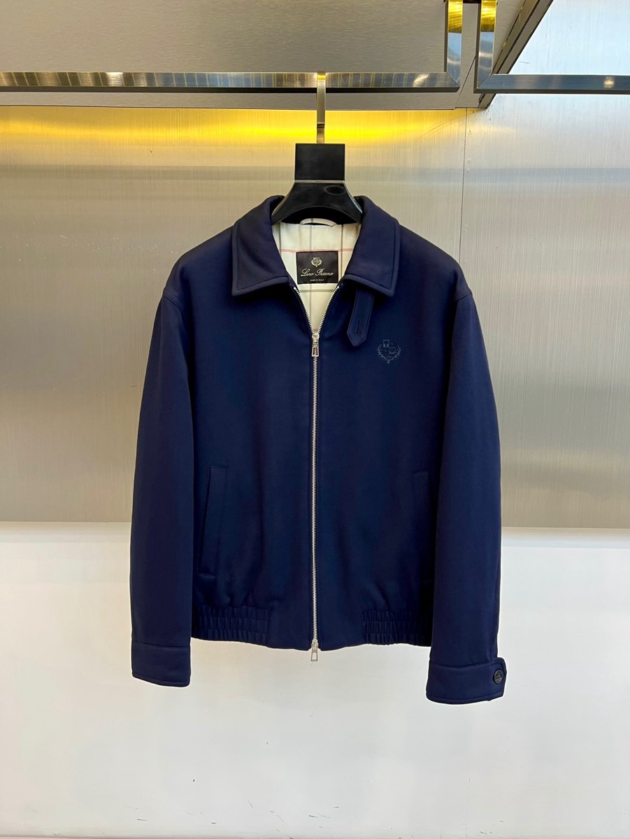 NO:598622,Loro  Piana's elegant, 2025 autumn and winter new classic lapel wool jacket. This jacket adopts a simple lapel design and a smooth zipper opening system. The left chest is decorated with the brand's exquisite emblem embroidery. The three-dimensional patch pockets on both sides have both practical functions and line aesthetics. The cuffs are equipped with an adjustable button system, and the hem uses ribbed closing technology to enhance wind resistance. The fabric is made of innovative blended materials, 41.5 polyester fiber and 27 wool.  26.5 modal, 5 spandex provide moderate elasticity, achieving the perfect balance of stiffness and comfort. The lining has a hidden classic plaid pattern to continue the brand gene. It can be paired with formal pants to show business style, or with casual pants to create an urban look. Through the combination of detailed craftsmanship and practical functions, it interprets the autumn and winter dressing aesthetics of modern gentlemen. 48-56 (model is 173, 143 pounds, upper body size 50),, loro  piana,jackets & coats,alexander wang19860909Loro Piana诺悠翩雅、2025秋冬新品经典翻领羊毛夹克,这款夹克采用简约翻领设计与顺滑拉链开合系统,左胸处装饰品牌精致徽章刺绣.两侧立体贴袋兼具实用功能与线条美感,袖口配备可调节纽扣系统,下摆采用罗纹收口工艺增强防风性.面料选用创新混纺材质,41.5聚酯纤维与27羊毛搭配26.5莫代尔,5氨纶提供适度弹性,实现挺括感与舒适度的完美平衡.内衬暗藏经典格纹图案延续品牌基因,既可搭配正装裤展现商务风范,也可搭配休闲裤打造都市造型,通过细节工艺与实用功能的结合,诠释现代绅士的秋冬着装美学.48-56（模特173,143斤上身50码）,,loro piana,jackets & coats,alexander wang,Men's clothing