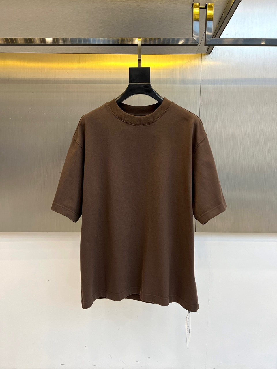 NO:598615,Celine, the new 2025 autumn and winter hooded pullover sweatshirt, uses a dark brown tone to interpret modern and simple aesthetics. This sweatshirt adopts a loose and casual cut, the hood design is equipped with an adjustable drawstring, and the cuffs and hem are ribbed to ensure a smooth fit.  The fabric is made of high-quality cotton, which is soft to the touch and maintains a good drape. The upper back is decorated with the brand's iconic three-dimensional embossed 'J.C' letter logo, which enhances the design level with a subtle embossed texture and continues the brand's design language of low-key recognition.  Combining pragmatism with urban fashion, the dark brown color scheme has both a sense of season and matchability. The oversized version can be worn alone to show a lazy street style, or can be layered with a jacket to create a multi-layered look. The three-dimensional letter logo becomes the finishing touch, injecting exquisite details into the simple design. This sweatshirt perfectly interprets the brand  The brand's design philosophy combines casual comfort and high-end texture, making it a must-have item in the autumn and winter wardrobe that is both practical and fashionable. S-XL (model weighs 173,143 pounds, upper body size M),,celine,versace,hoodie,sweatshirts,jackets  & coats,hats,alexander wang19860909Celine塞琳、2025秋冬新品连帽套头卫衣,以深棕色基调演绎现代简约美学.这款卫衣采用宽松休闲剪裁,连帽设计搭配可调节抽绳,袖口与下摆采用罗纹收口工艺确保版型利落.面料选用高品质棉质材质,触感柔软且保有良好垂坠感.后背上方饰有品牌标志性的立体压印'J.C'字母标识,以微妙浮雕质感提升设计层次,延续品牌低调辨识度的设计语言. 将实用主义与都市时尚相融合,深棕配色兼具季节感与搭配性.oversize版型既可单穿展现慵懒街头风格,也能与外套叠穿打造多层次造型.立体字母标识成为点睛之笔,在简约设计中注入精致细节.这款卫衣完美诠释了品牌融合休闲舒适与高级质感的设计哲学,是秋冬衣橱中兼具实穿性与时尚度的必备单品.S-XL（模特173,143斤上身M码）,,celine,versace,hoodie,sweatshirts,jackets & coats,hats,alexander wang,Men's clothing