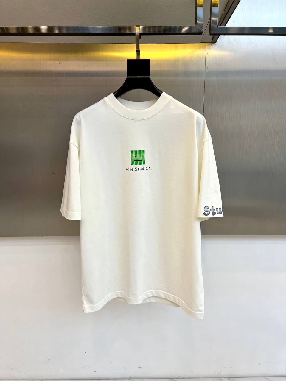 NO:598621,Acne Studios-2025 new autumn and winter pure cotton T-shirt interprets Scandinavian aesthetics with minimalist design. The style adopts a classic round neck short-sleeved silhouette, the body is made of combed cotton, and the left chest is embellished with the iconic green 'Acne'  Studios' letter logo, and a black brand print on the right sleeve echoes the details. Its design integrates Nordic minimalist genes into daily wear, with a loose fit that combines comfort and style. It can be paired with jeans to show a casual style, or it can be combined with a skirt for a fun mix and match. From urban life to art exhibitions, this T-shirt  With the visual highlight of the green logo and the skin-friendly experience of pure cotton fabric, the shirt has become a carrier that connects simple aesthetics and practicality. The washing label recommends gentle machine washing at 30 degrees to avoid bleaching, which illustrates the brand's avant-garde interpretation of daily wear. S-XL (model 173, 143 pounds, upper body size M),,acne  studios,dior,skirts,jeans,T-shirt,tees,t-shirt,alexander wang19860909Acne Studios-2025秋冬新品纯棉T恤,以极简设计诠释斯堪的纳维亚美学.款式采用经典圆领短袖廓形,衣身选用精梳棉材质,左胸点缀标志性绿色'Acne Studios'字母标识,右袖饰有黑色品牌印花形成细节呼应.其设计将北欧极简基因融入日常着装,宽松版型兼顾舒适度与造型感.可搭配牛仔裤展现休闲风格,亦可与半身裙碰撞出混搭趣味.从都市生活到艺术展览,这款T恤以绿色标识的视觉亮点与纯棉面料的亲肤体验,成为连接简约美学与实穿主义的载体.洗涤标签建议30度水温轻柔机洗,避免漂白处理,诠释品牌对日常着装的前卫解读.S-XL（模特173,143斤上身M码）,,acne studios,dior,skirts,jeans,T-shirt,tees，t-shirt,alexander wang,Men's clothing