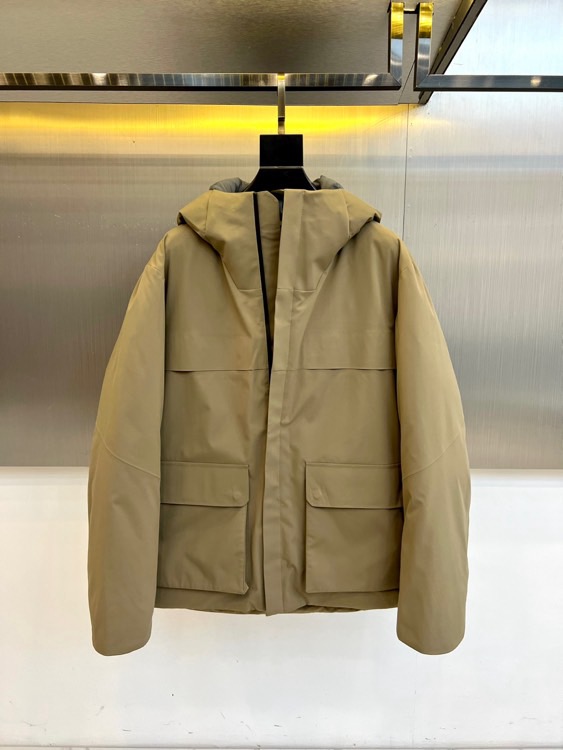 NO:598627,ZEGNA  Ermenegildo Zegna, the new men's down jacket for autumn and winter 2025, uses a khaki and gray splicing design to interpret modern urban aesthetics. The style adopts a hooded design with an adjustable drawstring, the placket is equipped with a smooth zipper opening and closing system, and the three-dimensional large-capacity pockets on both sides combine practical functions with a smooth silhouette.  The body of the garment forms geometric dividing lines through a precise horizontal quilting process to ensure even distribution of high-quality down, and the gray upper panel and khaki lower panel form a subtle color transition. The fabric is strictly made of polyester fiber, and the exquisite quality of Made in China is reflected in the delicate stitching process and precise tailoring.  Its design combines Italian sharp tailoring with outdoor functionality. The loose fit is suitable for multi-layer wear. It can be paired with business casual pants to show urban elegance, or it can be combined with jeans for a fun mix and match. From business commuting to weekend trips, this down jacket has a unique two-color splicing design and architectural quilting lines, becoming a link between high-end ingenuity and daily life.  A model of practical wearability in winter, it illustrates ZEGNA's dual pursuit of material craftsmanship and practical aesthetics. The polyester fiber material clearly marked on the label ensures lightweight and warm performance, demonstrating the brand's strict control of quality details. 48-56 (model is 173,143 pounds, upper body size 50),,zegna,jeans,down  jacket,hats,alexander wang19860909ZEGNA 杰尼亚、2025秋冬新品男士羽绒服,以卡其色与灰色拼接设计演绎现代都市美学.款式采用连帽设计搭配可调节抽绳,门襟配置顺滑拉链开合系统,两侧立体大容量口袋兼顾实用功能与轮廓流畅感.衣身通过精准的横向绗缝工艺形成几何分割线,确保高品质羽绒均匀分布,灰色上片与卡其色下片形成微妙色彩过渡.面料严格选用聚酯纤维材质,中国制造的精工品质体现在细腻的缝线工艺与精准剪裁. 其设计将意式利落剪裁与户外功能性相融合,宽松版型适配多层叠穿需求,可搭配商务休闲裤展现都市优雅,亦可与牛仔裤碰撞出混搭趣味.从商务通勤到周末出行,这款羽绒服以独特的双色拼接设计与建筑感绗缝线条,成为连接高端匠心与日常实穿性的冬季典范,诠释ZEGNA对材质工艺与实用美学的双重追求.标签明确标注的聚酯纤维材质确保轻盈保暖性能,彰显品牌对品质细节的严格把控.48-56（模特173,143斤上身50码）,,zegna,jeans,down jacket,hats,alexander wang,Men's clothing