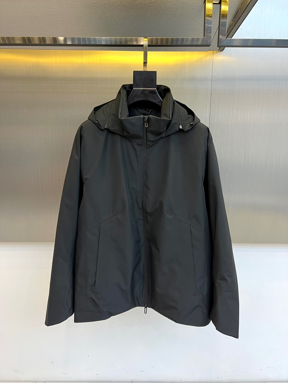 NO:598636,DESCENTE, the new black hooded down jacket for autumn and winter 2025, interprets sports and functional aesthetics with a minimalist design. The style adopts a hooded design with an adjustable windproof drawstring, and the front is equipped with a smooth double zipper opening and closing system, and the chest side and waist are integrated  The diagonally inserted pockets take into account practical functions and smooth lines. The fabric is made of polyester fiber and is filled with white duck down to ensure lightness and warmth. The implementation standards strictly follow GB/T14272-down product specifications, and the safety category complies with GB18401-2010.  Category C standard. Its three-dimensional tailoring optimizes freedom of movement through a slightly wide silhouette. It can be paired with sports trousers to enhance the overall functional style, or it can be combined with casual wear to create a mixed level. From urban commuting to outdoor exploration, this jacket, with its all-black color and practical design in details, has become a winter model that connects professional sports genes with daily travel, interpreting Descente's precise balance of function and aesthetics. 48-56 (model 173, 143 pounds, upper body size 50),, jackets & coats, down  jacket,hats,alexander wang19860909DESCENTE迪桑特、2025秋冬新品黑色连帽羽绒外套,以极简设计诠释运动机能美学.款式采用连帽设计搭配可调节防风抽绳,前襟配置顺滑双拉链开合系统,胸侧与腰际设有一体式斜插口袋,兼顾实用功能与流畅线条.面料选用聚酯纤维材质,内填充白鸭绒确保轻盈保暖性,执行标准严格遵循GB/T14272-羽绒制品规范,安全类别符合GB18401-2010 C类标准. 其立体剪裁通过微阔廓形优化活动自由度,可搭配运动长裤强化整体机能风格,亦可与休闲装碰撞出混搭层次.从都市通勤到户外探索,这款外套以全黑配色与细节处的实用设计,成为连接专业运动基因与日常穿行的冬季典范,诠释迪桑特对功能与美学的精准平衡.48-56（模特173,143斤上身50码）,,jackets & coats,down jacket,hats,alexander wang,Men's clothing