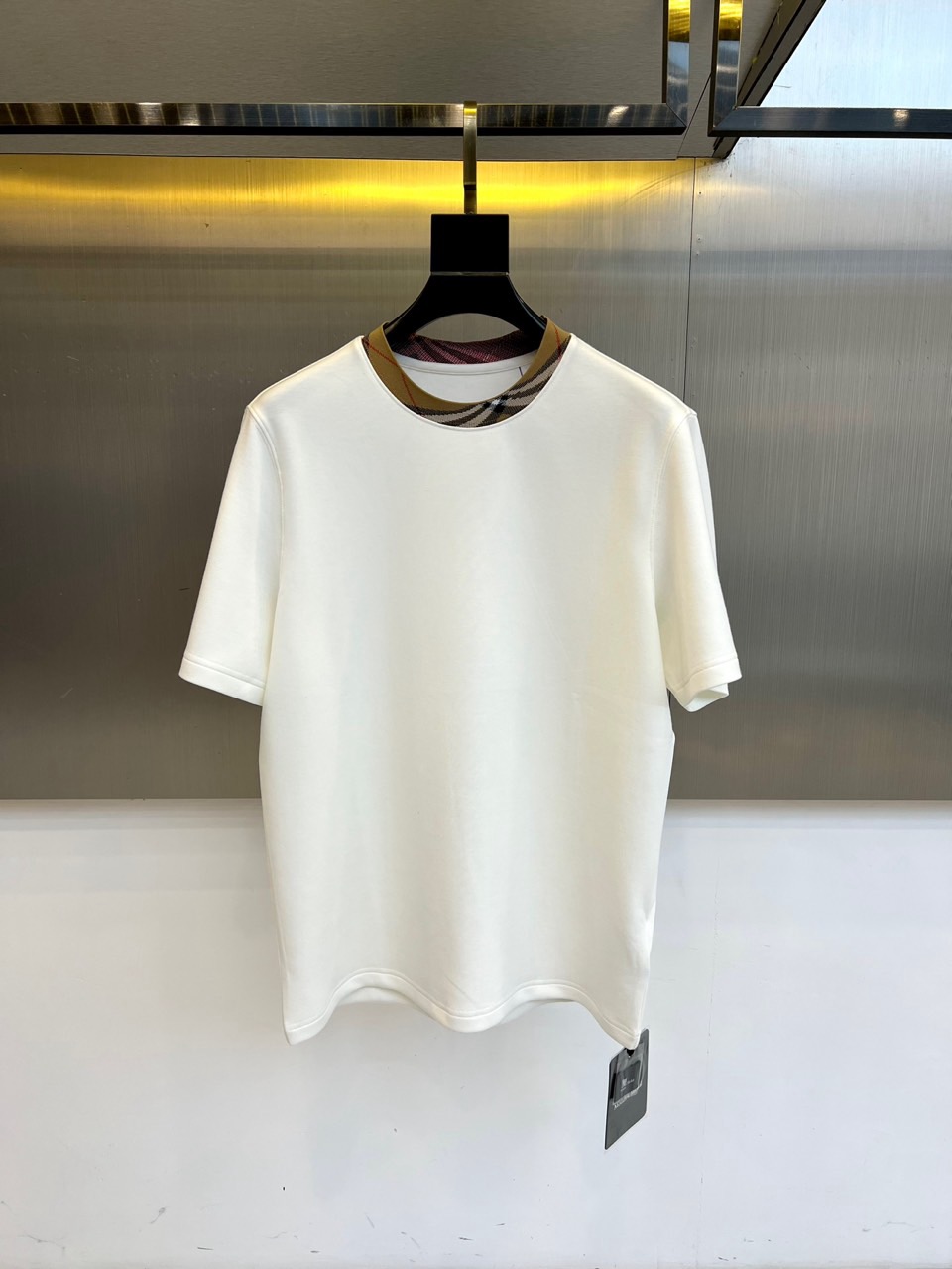 NO:598639,Burberry, 2025 autumn and winter new round-neck mid-sleeve base T-shirt, interprets modern basic aesthetics with minimalist design. The style adopts a classic round-neck version, and the collar is lined with a hidden brand signature plaid pattern, showing a low-key texture in the details. The fabric is made of 77.9 modal  , the precise ratio of 15.9 polyester fiber and 6.2 spandex not only retains the silky drape of modal, but also enhances elastic recovery through spandex. The implementation standards strictly follow GB/T22849-2014, and the safety category complies with GB18401-2010  Category B standard.  Its design optimizes daily wearability through precise tailoring. It can be worn alone with casual pants to create a simple look, or it can be layered as an inner layer with a jacket. From the office to casual socializing, this T-shirt has the ingenuity of the plaid lining and the skin-friendly fabric experience, becoming a link between daily wear and sophistication.  A must-have item for life. The standard specification of size 50 is suitable for a variety of body types, explaining the brand's pursuit of excellence in basic items. 48-56 (model weighs 173,143 pounds and has an upper body of size 50),, burberry, burberry, jackets  & coats,tees,t-shirt,alexander wang19860909Bur巴宝莉、2025秋冬新品圆领中袖打底T恤,以极简设计诠释现代基础款美学.款式采用经典圆领版型,领口内衬暗藏品牌标志性格纹图案,在细节处展现低调质感.面料选用77.9莫代尔、15.9聚酯纤维与6.2氨纶的精密配比,既保留莫代尔的丝滑垂坠感,又通过氨纶增强弹性恢复力.执行标准严格遵循GB/T22849-2014,安全类别符合GB18401-2010 B类标准. 其设计通过精准剪裁优化日常实穿性,可单穿搭配休闲裤打造简约造型,亦可作为内搭与外套层叠穿搭.从办公室到休闲社交,这款T恤以格纹内衬的巧思与亲肤面料体验,成为连接日常着装与精致生活的必备单品.50码标准规格适配多种体型,诠释品牌对基础款单品的精益求精.48-56（模特173,143斤上身50码）,,burberry,burberry,jackets & coats,tees，t-shirt,alexander wang,Men's clothing