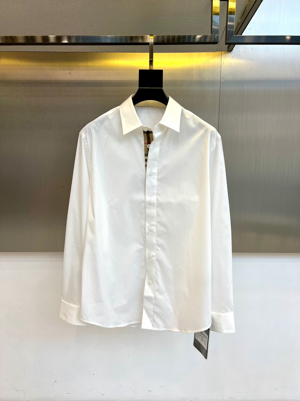 NO:598642,Burberry, the new shirt for autumn and winter 2025, interprets modern British aesthetics with minimalist design. The style adopts a classic lapel design, with a neat and crisp collar line. The front is equipped with invisible buttons of the same color, and the cuffs are precisely cut to ensure that the shape is long-lasting. The lining is hidden with the brand's signature plaid pattern, which is detailed in the detail.  Every detail shows low-key luxury. The fabric is strictly selected from a precise ratio of 97 cotton and 3 spandex, which not only retains the skin-friendly breathability of cotton, but also enhances wearing comfort and anti-wrinkle performance through spandex. The implementation standards strictly follow GB/T2660-2017, and the safety category complies with GB18401-2010  Category B standard.  Its design combines the brand's classic genes with modern practicality. It can be worn alone with trousers to show business elegance, or it can be paired with jeans for a casual and fashionable feel. From the office to weekend parties, this shirt, with its invisible plaid lining and precise tailoring, has become a link between century-old heritage and contemporary life.  A living fashion carrier that interprets Burberry's in-depth exploration of daily dress aesthetics. 48-56 (model weighs 173,143 pounds, upper body size 50),,burberry,burberry,jeans,shirts,alexander  wang19860909Bur巴宝莉、2025秋冬新品衬衫,以极简设计诠释现代英伦美学.款式采用经典翻领设计,领口线条利落挺括,前襟配以同色系隐形纽扣,袖口采用精准剪裁确保版型持久保持.内衬暗藏品牌标志性格纹图案,在细节处展现低调奢华.面料严格选用97棉与3氨纶的精密配比,既保留棉质的亲肤透气性,又通过氨纶增强穿着舒适度与抗皱性能.执行标准严格遵循GB/T2660-2017,安全类别符合GB18401-2010 B类标准. 其设计将品牌经典基因与现代实穿性相融合,可单穿搭配西裤展现商务优雅,亦可与牛仔裤碰撞出休闲时髦感.从办公室到周末聚会,这款衬衫以隐形格纹内衬的巧思与精准剪裁工艺,成为连接百年传承与当代生活的时尚载体,诠释Burberry对日常着装美学的深度探索.48-56（模特173,143斤上身50码）,,burberry,burberry,jeans,shirts,alexander wang,Men's clothing