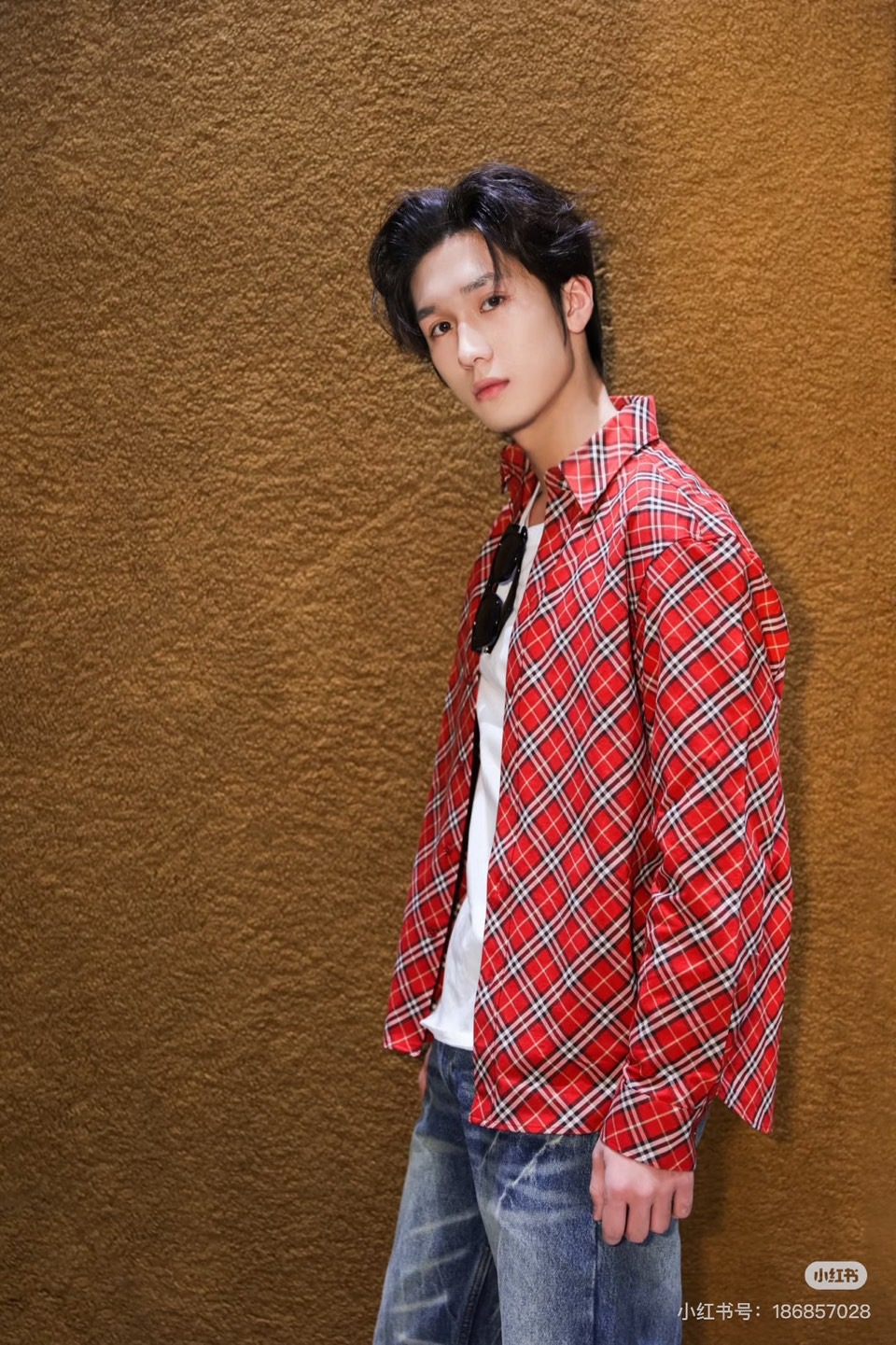 NO:598645,Burberry, the new red plaid shirt for autumn and winter 2025, interprets modern retro aesthetics with a classic diagonal pattern. The style adopts a standard lapel design, the collar line is neat and crisp, and the front placket is fastened with buttons of the same color. The fabric is strictly made of cotton and has passed the GB/T2660-2017 shirt quality standard certification, and the safety category complies with GB18401-2010  Category B standard ensures skin-friendly wearing comfort. White, black and light brown lines are interwoven on the red base to form a layered geometric pattern.  Its design combines retro plaid genes with modern loose tailoring. It can be worn alone with casual pants to show a fashionable attitude, or as a layered item and combined with a sweater to create a sense of hierarchy. From business casual to daily outings, standard tailoring and quality craftsmanship have become the connection between classic style and contemporary life.  A living fashion carrier. The exclusive logo highlights the identity of the series and interprets the brand's pursuit of a balance between traditional craftsmanship and modern wearability. 48-56 (model weighs 173,143 pounds, upper body size 50),, burberry, burberry, shirts, alexander  wang19860909Bur巴宝莉、2025秋冬新品红色格纹衬衫,以经典斜格图案演绎现代复古美学.款式采用标准翻领设计,领口线条利落挺括,前襟配以同色系纽扣开合.面料严格选用棉质材质,通过GB/T2660-2017衬衫质量标准认证,安全类别符合GB18401-2010 B类标准,确保亲肤穿着舒适度.红色基底之上交织白色、黑色与浅棕色线条,形成富有层次感的几何纹样. 其设计将复古格纹基因与现代宽松剪裁相融合,可单独穿着搭配休闲裤展现时髦态度,亦可作为叠穿单品与针织衫组合营造层次感.从商务休闲到日常出街,标准剪裁与合格品级的精湛工艺,成为连接经典风格与当代生活的时尚载体.专属标识彰显系列身份,诠释品牌对传统工艺与现代实穿性的平衡追求.48-56（模特173,143斤上身50码）,,burberry,burberry,shirts,alexander wang,Men's clothing