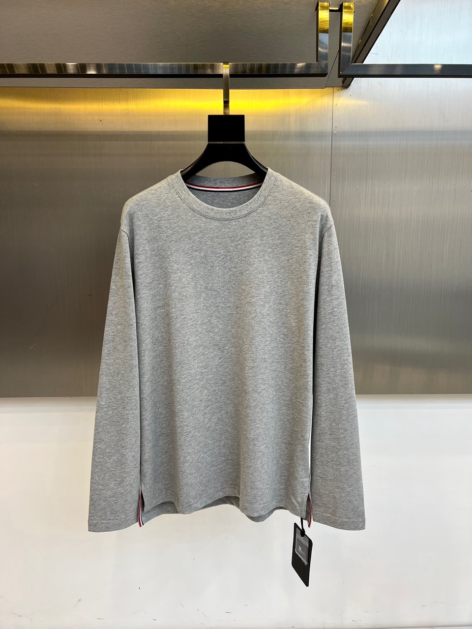 NO:598648,Moncler's new round-neck long-sleeved T-shirt for autumn and winter 2025 interprets French casual aesthetics with a minimalist design. The style adopts a classic round-neck design, with red, white and blue stripes on the inside of the collar, and slits on both sides of the hem to enhance freedom of movement. The fabric is strictly made of cotton and has passed the GB/T22849-2014 executive standard certification, and the safety category complies with GB18401-2010  Category B standard ensures skin-friendly wearing comfort.  Its design combines sports genes with daily practicality. It can be worn alone with casual pants to create a simple look, or as an inner layer with a jacket. From city strolls to weekend trips, this T-shirt has the ingenuity of the three-color stripes on the collar and the practical design of the slit on the hem. It has become a must-have item that connects high-end craftsmanship and lifestyle, interpreting Moncler's pursuit of both comfort and style. 48-56 (model 173, 143 pounds, upper body size 50), Moncler, jackets &  coats,tees,t-shirt,alexander wang19860909Moncler蒙口、2025秋冬新品圆领长袖T恤,以极简设计诠释法式休闲美学.款式采用经典圆领设计,领口内侧饰有红白蓝三色条纹细节,衣身下摆两侧融入开衩剪裁,增强活动自由度.面料严格选用棉质材质,通过GB/T22849-2014执行标准认证,安全类别符合GB18401-2010 B类标准,确保亲肤穿着舒适度. 其设计将运动基因与日常实穿性相融合,可单独搭配休闲裤打造简约造型,亦可作为内搭与外套层叠穿搭.从城市漫步到周末出行,这款T恤以领口三色条纹的巧思与下摆开衩的实用设计,成为连接高端工艺与生活方式的必备单品,诠释Moncler对舒适与风格并重的追求.48-56（模特173,143斤上身50码）,,Moncler,jackets & coats,tees，t-shirt,alexander wang,Men's clothing