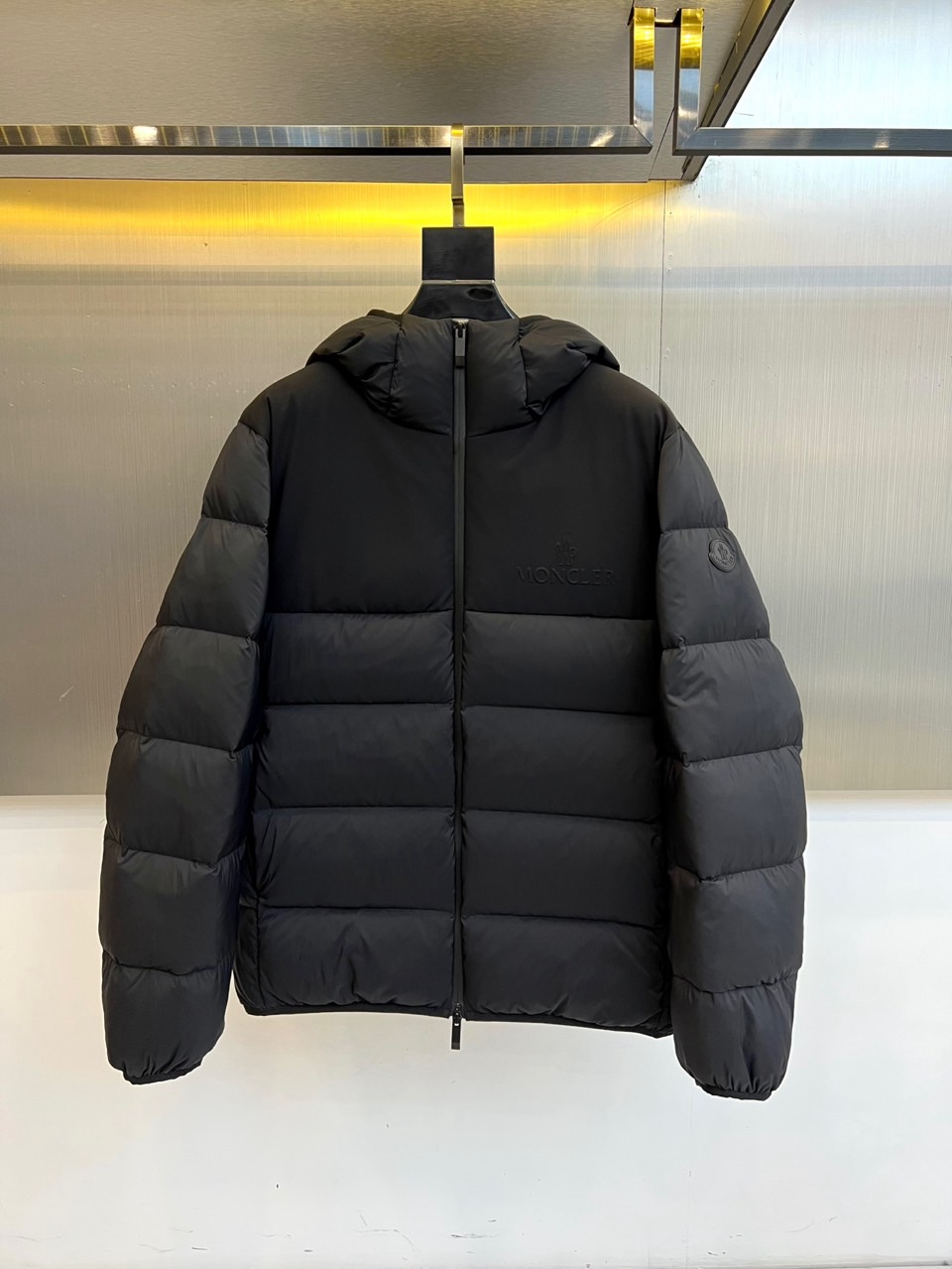 NO:599945,Mon (pure goose down), the new 2025 autumn and winter hooded down jacket, uses classic black to interpret the timeless and simple luxury aesthetics. This jacket is made of high-quality polyamide fabric, with excellent windproof performance and delicate texture. The hooded design is equipped with a smooth front zipper, the left sleeve is embellished with the brand's iconic circular logo, and the back is decorated with eye-catching 'MONCLER' letter logo, low-key highlighting the brand identity. The core filling strictly complies with EU EN12934, the United States USA- and Japan JIS  L1903 three major international standards, using a golden ratio of 90 pure goose down and 10 feathers to ensure ultimate lightness and excellent thermal insulation performance. The regular diamond quilting process not only fixes the distribution of down, but also gives a three-dimensional sense of layering. Slim tailoring optimizes body proportions, and the soft interior fabric provides skin-friendly comfort  Experience. Whether it is daily wear in the city or outdoor exploration, this down jacket can become the ultimate fashion equipment to cope with the cold season with its professional protective performance and French luxury temperament. Sizes 1-5 (model 173, 143 pounds upper body size 2), Moncler, jackets  & coats,down jacket,gold,hats,alexander wang19860909Mon蒙口（纯鹅绒）、2025秋冬新品连帽羽绒服,以经典黑色演绎永恒简约的奢华美学.这款外套采用高品质聚酰胺面料,具备出色的防风性能与细腻质感.连帽设计搭配顺滑前襟拉链,左袖点缀品牌标志性圆形徽标,背部饰以醒目的'MONCLER'字母标识,低调彰显品牌身份.核心填充严格遵循欧盟EN12934、美国USA-及日本JIS L1903三大国际标准,采用90纯鹅绒与10羽毛的黄金配比,确保极致轻盈与卓越保暖性能.规整的菱形绗缝工艺既固定羽绒分布,又赋予立体层次感.修身剪裁优化身形比例,内饰柔软面料提供亲肤体验.无论是都市日常穿搭还是户外探索,这件羽绒服都能以专业防护性能与法式奢华气质,成为应对严寒季节的终极时尚装备.1-5码（模特173,143斤上身2码）,,Moncler,jackets & coats,down jacket,gold,hats,alexander wang,Men's clothing