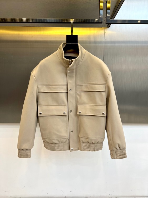 NO:599928,Loro Piana's new down jacket for autumn and winter 2025 features a neat stand-up collar design, with four distressed metal buttons on the front. The symmetrical utility pockets on both sides continue the practical aesthetics. The cuffs and hem use elastic edge processing to enhance the neat silhouette. The fabric is made of 82 cotton and 18 Tencel blended materials. The Italian manufacturing process ensures that the fabric has both the ribbed feel of cotton and the silky drape of Tencel. The label clearly indicates that professional dry cleaning and maintenance are required.  Its design combines mountain leisure and urban sophistication. It can be paired with chinos to show a business casual style, or it can be combined with overalls for a fun mix and match. From strolling in a winery to high-end socializing, this jacket has a skin-friendly touch with the red stripes hidden in the details and the Tencel blend. It has become a carrier that connects natural philosophy and exquisite life, interpreting Loro Piana's eternal pursuit of material authenticity. 48-56 (model 173, 143 pounds, upper body size 50), loro piana, jackets  & coats,down jacket,alexander wang19860909Loro Piana诺悠翩雅、2025秋冬新作羽绒服夹克,款式采用利落立领设计,前襟点缀四颗做旧金属纽扣,两侧对称工装口袋延续实用美学,袖口及下摆采用弹性收边工艺增强廓形利落感.面料选用82棉与18天丝混纺材质,意大利制造工艺确保织物兼具棉的筋骨感与天丝的丝滑垂坠,标签明确标注需专业干洗养护. 其设计将山野闲适与都市精致相融合,可搭配斜纹裤展现商务休闲风范,亦可与工装裤碰撞出混搭趣味.从酒庄漫步到高端社交,这款夹克以隐于细节的红色条纹与天丝混纺的亲肤触感,成为连接自然哲学与精致生活的载体,诠释Loro Piana对材质本真的永恒追求.48-56（模特173,143斤上身50码）,,loro piana,jackets & coats,down jacket,alexander wang,Men's clothing