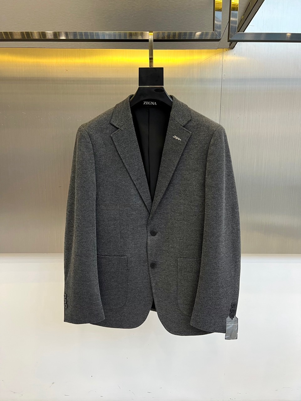 NO:599931,ZEGNA, the new men's wool casual suit for autumn and winter 2025, uses deep Angora red tones to interpret modern gentleman aesthetics. The style adopts a classic single-row two-button design, with precise slim tailoring to outline a neat silhouette, and three-button details on the cuffs.  Continuing the brand's clothing-making tradition. The fabric combines a precise ratio of 45% wool, 32% polyester fiber, 20% viscose fiber and 3% spandex, which not only retains the natural texture of wool, but also enhances wrinkle resistance and elasticity through technological fibers. The lining is made of polyester fiber to ensure smooth wearing.  Its design combines Italian ingenuity and pragmatism. It can be paired with a shirt to show business elegance, or it can be paired with a turtleneck sweater to create a smart casual style. From important meetings to weekend socializing, this suit uses Angora red's high-end texture and three-dimensional tailoring to become a link between traditional craftsmanship and modern life.  Fashion carrier. Strictly follows the GB/T2664-2017 standard and Class C safety regulations, interpreting ZEGNA's eternal pursuit of quality. 48-56 (model weighs 173,143 pounds, upper body size 50),,zegna,shirts,business  suit,alexander wang19860909ZEGNA杰尼亚、2025秋冬新品男士羊毛休闲西装,以深邃的安哥拉红色调演绎现代绅士美学.款式采用经典单排两粒扣设计,精准的修身剪裁勾勒利落轮廓,袖口三粒扣细节延续品牌制衣传统.面料融合45羊毛、32聚酯纤维、20粘纤与3氨纶的精密配比,既保留羊毛的天然质感,又通过科技纤维增强抗皱性与弹性.里料采用聚酯纤维确保穿着顺滑度. 其设计将意式匠心与实用主义相融合,可搭配衬衫展现商务优雅,亦可与高领针织衫碰撞出智能休闲风格.从重要会议到周末社交,这款西装以安哥拉红的高级质感与立体剪裁工艺,成为连接传统工艺与现代生活的时尚载体.严格遵循GB/T2664-2017标准与C类安全规范,诠释ZEGNA对品质的永恒追求.48-56（模特173,143斤上身50码）,,zegna,shirts,business suit,alexander wang,Men's clothing