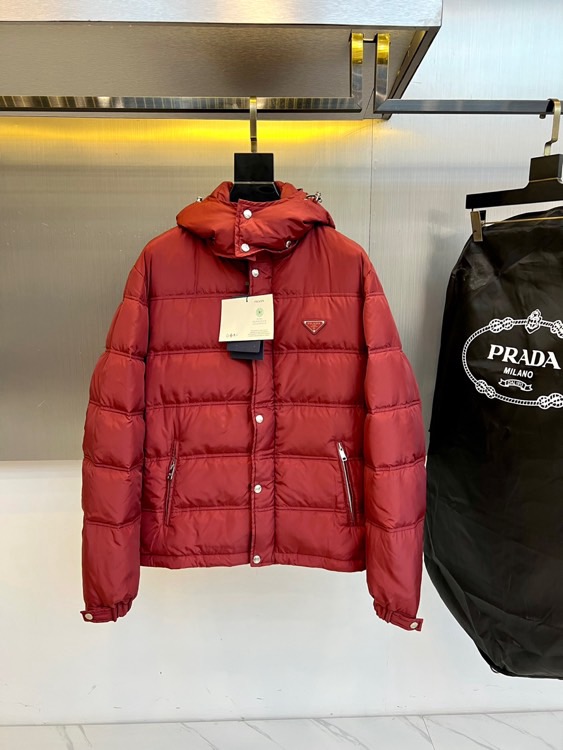 NO:599940,PRAD (white goose down), the new down jacket for autumn and winter 2025, continues to write the legend of Italian luxury with the iconic triangle logo. This series is launched in four colors: deep black, military green, sapphire blue and classic red to meet different style needs. The single product adopts three-dimensional box wheel  The silhouette is constructed with a geometric relief texture through precision horizontal quilting technology. The hooded design is equipped with adjustable fasteners. Four stainless steel buttons on the front run through the body like stars. The triangular enamel logo on the left chest is polished in 24 processes and forms a visual balance with the hidden diagonal pockets.  It innovatively uses recycled polyester fiber fabric, filled with 90 certified white goose down, and the lining is specially blended with 91 virgin wool + 6 nylon + 3 elastic fibers to form a windproof-warmth-breathable triple protection system. EU-certified environmentally friendly materials and LWG gold-certified production lines demonstrate the brand's commitment to sustainable development. Can be paired with leather gloves  It can be worn as a set to create a snow resort look, or it can be layered with a suit for a modern urban look. From Milan Fashion Week to Alpine ski resorts, this down jacket, which combines traditional craftsmanship with innovative technology, has become a temperature statement for the modern elite wardrobe. S-XXL (model weighs 173,143 pounds, upper body size M),, prada, prada, down  jacket,business suit,gloves,hats,alexander wang19860909PRAD普拉（白鹅绒）、2025秋冬新作羽绒服,以标志性三角徽标续写意式奢华传奇.本系列推出深邃黑、军旅绿、宝石蓝与经典红四款色调,满足不同风格需求.单品采用立体箱型轮廓,通过精密横向绗缝工艺构筑几何浮雕质感,连帽设计搭配可调节扣件,前襟四颗不锈钢纽扣如星辰般贯穿衣身.左胸三角形珐琅徽标以24道工序打磨,与隐藏式斜插口袋构成视觉平衡. 创新采用再生聚酯纤维面料,内填充90认证白鹅绒,里布特别混纺91初剪羊毛+6锦纶+3弹性纤维,形成防风-保暖-透气的三重防护系统.欧盟认证的环保材质与LWG金牌认证的生产线,彰显品牌可持续发展承诺.可搭配皮革手套打造雪场造型,亦可叠穿西装演绎都市摩登.从米兰时装周到阿尔卑斯雪场,这件融汇传统工艺与创新科技的羽绒服,成为现代精英衣橱的温度宣言.S-XXL（模特173,143斤上身M码）,,prada,prada,down jacket,business suit,gloves,hats,alexander wang,Men's clothing