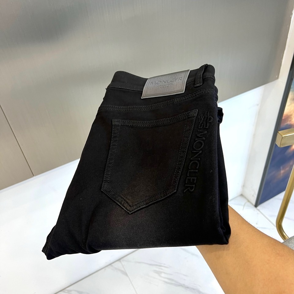 NO:599932,MON Meng Mouth, 2025 autumn and winter new black jeans, interpret urban functional aesthetics with minimalist design. The style adopts a straight silhouette with three-dimensional tailoring, with a silver leather label embossed on the back waist to embosse the brand logo, and the iconic brand badge on the side of the right back pocket. The fabric is made of elastic denim material, and a small amount of elastic fiber is incorporated to ensure freedom of movement. Its design continues the integration of Meng Mou's outdoor genes and urban style.  Combined, they can be paired with sneakers for a casual look, or paired with leather short boots for a mixed-match look. From urban exploration to daily commuting, these jeans with invisible branding and practical tailoring have become a must-have item that connects functionalism and fashion attitude. 29-36 (35 in total),,Moncler,boots,sneakers,jeans,alexander  wang19860909MON蒙口、2025秋冬新品黑色牛仔裤,以极简设计诠释都市机能美学.款式采用立体剪裁的直筒廓形,后腰处点缀银色皮质标牌压印品牌标识,右后口袋侧面饰有标志性品牌徽章.面料选用弹性牛仔布材质,融入微量弹性纤维确保活动自由度.其设计延续蒙口户外基因与都市风格的融合,可搭配运动鞋呈现休闲造型,亦可与皮革短靴碰撞出混搭层次.从城市探索到日常通勤,这款牛仔裤以隐形品牌标识与实用剪裁,成为连接功能主义与时尚态度的必备单品.29-36（有35）,,Moncler,boots,sneakers,jeans,alexander wang,Men's clothing