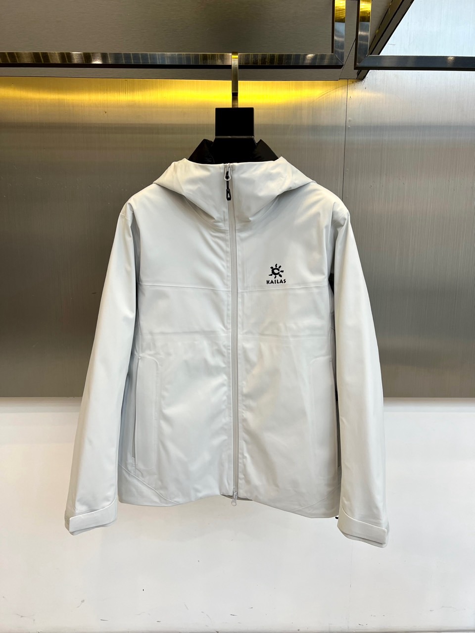 NO:599944,KAILAS, the new three-in-one outdoor down jacket for autumn and winter 2025, interprets the concept of all-round protection with a modular design. The light gray model adopts a hooded design with simple lines, and the left chest is embellished with the brand's iconic emblem; the black stand-up collar model adopts a diamond shape  The quilting process improves the thermal insulation performance. Both models are made of nylon windproof fabric and are filled with high-quality duck down with 90% down content. The amount of down is accurately configured according to the size (155/76A size 65.9g to 190/104A size 104g in gradient increments).  Its innovative three-in-one system allows the outer shell to be worn alone to cope with rainy days, and the inner liner can be combined to withstand severe cold. The inner liner can also be detached as a spring and autumn jacket. The three-dimensional tailoring allows for sports flexibility and can be paired with hiking pants to complete the outdoor equipment system. It can also be integrated into daily urban wear. From mountaineering adventures to urban commuting.  , this jacket has a convenient maintenance method that can be washed with 30°C warm water. It has become an all-season solution that connects professional outdoor and life scenes, interpreting Kailash's in-depth exploration of 'functional aesthetics'. M-4XL (model weighs 173,143 pounds, upper body size L),,jackets  & coats,down jacket,hats,alexander wang19860909KAILAS凯乐石、2025秋冬新品三合一户外羽绒服外套,以模块化设计诠释全能防护理念.浅灰款采用连帽设计搭配简约线条,左胸点缀品牌标志性徽章；黑色立领款通过菱形绗缝工艺提升保暖性能,两款均采用锦纶防风面料,内填充90绒子含量的优质鸭绒,充绒量按尺码精准配置（155/76A码65.9克至190/104A码104克梯度递增）. 其创新三合一系统支持单穿外壳应对雨天,组合内胆抵御严寒,亦可拆卸内胆作为春秋外套.立体剪裁兼顾运动灵活性,可搭配徒步裤完成户外装备体系,亦能融入都市日常穿搭.从登山探险到城市通勤,这款外套以30℃温水可洗的便捷养护方式,成为连接专业户外与生活场景的全季解决方案,诠释凯乐石对「功能美学」的深度探索.M-4XL（模特173,143斤上身L码）,,jackets & coats,down jacket,hats,alexander wang,Men's clothing