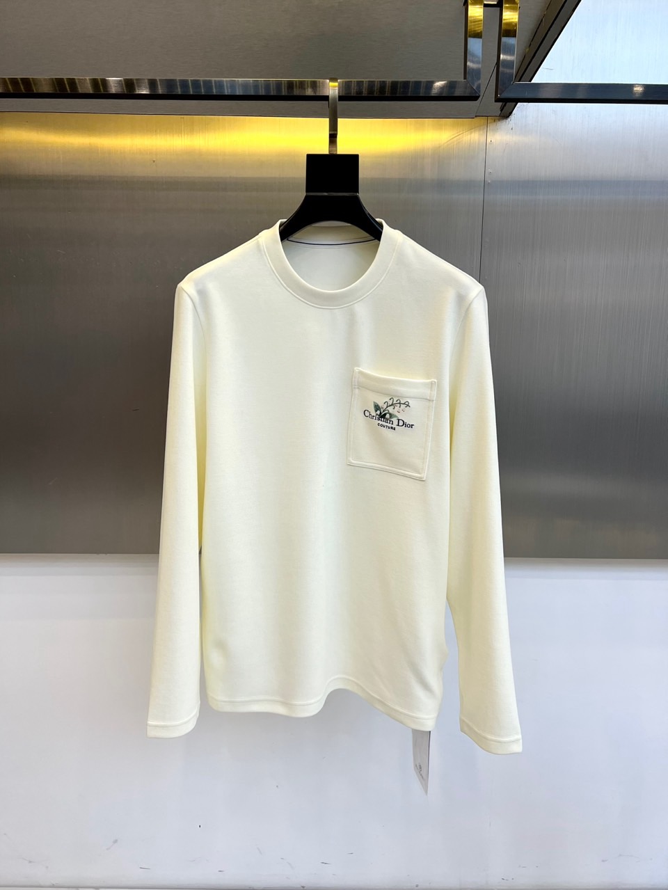 NO:599950,Christian Dior Dior,  The 2025 autumn and winter new round-neck long-sleeved top interprets French elegant aesthetics with a minimalist design. The style adopts a classic round-neck design, and the left chest is embellished with a three-dimensional embroidered brand logo. The body is made of a precise ratio of 54 cotton, 42 polyester fiber and 4 spandex to ensure skin-friendly breathability and moderate elasticity. Its tailoring pays attention to the balance of smooth lines and body rhythm. It can be paired with a skirt alone to show a refined temperament, or it can be worn alone  Wear it as an inner layer and a coat. From business meetings to casual socializing, this top uses the exquisite craftsmanship of three-dimensional embroidery and comfortable fabric experience to become a carrier that connects brand heritage and daily wear, interpreting Dior's contemporary interpretation of French aesthetics. 48-56 (model 173, 143 pounds, upper body size 50),, dior, dior, skirts, alexander  wang19860909Christian Dior迪奥、 2025秋冬新品圆领长袖上衣,以极简设计诠释法式优雅美学.款式采用经典圆领设计,左胸点缀立体刺绣品牌标识,衣身采用54棉、42聚酯纤维与4氨纶的精密配比面料,确保亲肤透气性与适度弹性.其剪裁注重流畅线条与身体律动的平衡,可单独搭配半裙展现精致气质,亦可作为内搭与大衣层叠穿搭.从商务会晤到休闲社交,这款上衣以立体刺绣的精致工艺与舒适面料体验,成为连接品牌传承与日常着装的载体,诠释迪奥对法式美学的当代解读.48-56（模特173,143斤上身50码）,,dior,dior,skirts,alexander wang,Men's clothing