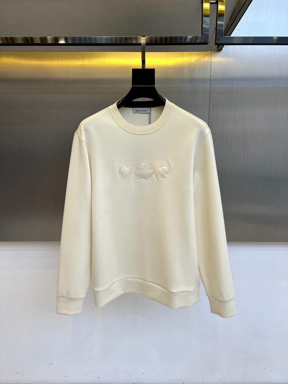 NO:599953,Mon, the new air wool round-neck sweatshirt for autumn and winter 2025, interprets urban leisure aesthetics with innovative environmentally friendly fabrics. The style adopts a classic round-neck design, and the chest is decorated with the brand's iconic three-dimensional badge - a double heart-shaped pattern surrounded by the word 'MONCLER', creating  A highly recognizable visual focus. The fabric is made of ground-breaking recycled materials with a ratio of 62.1 regenerated cellulose to lay an environmentally friendly base, 29.8 polyester fiber to enhance silhouette stability, 6.5 spandex to provide four-sided elasticity, and 1.6 cashmere to enhance the skin-friendly texture.  Its tailoring pays attention to the three-dimensional sense of space and body freedom, and the air layer structure ensures warmth and breathability. It can be paired with pants from the same series to enhance the overall look, and can also be layered with a down vest to show layered matching. From meeting in a cafe to walking in the city, this sweatshirt uses the sustainable concept of recycled materials and the iconic heart-shaped emblem  The design has become a carrier that connects environmental awareness and fashion attitude, interpreting Moncler's contemporary interpretation of luxury sports aesthetics. 48-56 (model weighs 173,143 pounds, upper body size 50),,Moncler,hoodie,sweatshirts,down  jacket,alexander wang19860909Mon蒙口、2025秋冬新品空气羊毛圆领卫衣,以创新环保面料诠释都市休闲美学.款式采用经典圆领设计,胸前饰有品牌标志性立体徽章——双心形图案环抱'MONCLER'字样,打造极具辨识度的视觉焦点.面料选用突破性再生材质配比62.1再生纤维素奠定环保基底,29.8聚酯纤维增强廓形稳定性,6.5氨纶提供四面弹性,更匠心融入1.6山羊绒提升亲肤质感. 其剪裁注重立体空间感与身体自由度,空气层结构确保保暖透气性.可搭配同系列裤装强化整体造型感,亦能与羽绒马甲叠穿展现层次搭配.从咖啡馆会面到城市漫步,这款卫衣以再生材质的可持续理念与标志性心形徽章设计,成为连接环保意识与时尚态度的载体,诠释Moncler对奢华运动美学的当代解读.48-56（模特173,143斤上身50码）,,Moncler,hoodie,sweatshirts,down jacket,alexander wang,Men's clothing