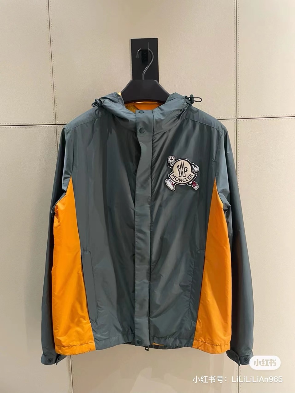 NO:600835,[Top original series] Moncler's new classic embroidered logo and color-blocked men's hooded jacket, available simultaneously on the official website, ski series contrasting color-blocked jacket, adhering to the consistent popular classic jacket style, using imported waterproof and windproof fabrics supplied by customers, the feel is much softer than before, with high comfort, full texture, and first-class hand feel!  The surface of the fabric is very smooth and clean, the texture is obvious, and the upper body is breathable, light and very comfortable!  It is different from all versions on the market. It is consistent with the original version with zero difference, and it is full of quality. If you want the correct version, please avoid it if you want low-quality products!  48-56 (model weighs 173,143 pounds and wears a size 50 upper body),,jackets & coats,jackets & coats,hats,alexander wang19860909【顶级原版系列】 Moncler 新款经典绣标拼色男士连帽夹克外套 ,官网同步发售,滑雪系列撞色拼接夹克外套,秉承着一贯的爆款经典夹克版型打造,采用客供进口防水防风面料,手感比以往做的要柔软很多,舒适度高,质感十足,手感一流！面料表面非常的光滑洁静,质感显而易见,上身透气轻薄十分舒适！ 区别于市场所有版本.与原版0差一致,逼格满满 要对版的来 要Low货的请直接绕道！ 48-56（模特173,143斤上身50码）,,jackets & coats,jackets & coats,hats,alexander wang,Men's clothing