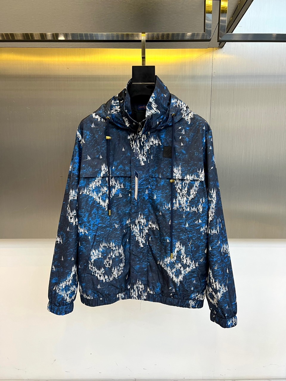 NO:600838,LV Monogram nautical series jacket LV Monogram nautical series jacket, technical nylon + sheep leather stitching, delicate texture and crisp design. Monogram  Regatta pattern, blue main tone + sailing elements, full of nautical atmosphere. Adjustable windproof hood, closed at the collar, practical and beautiful. Lined with 65% viscose + 35% cotton, comfortable and warm, zipper closure + side pockets, suitable for daily commuting or outdoor! Same style for men and women, super flexible to wear in different seasons, both fashionable and functional. 48-56 (model 173, 143 catties upper body size 50), louis vuitton, jackets &  coats,sheepskin,hats,alexander wang19860909LV Monogram航海系列外套 LV Monogram航海系列外套,科技锦纶+羊皮革拼接,质感细腻又挺括计.Monogram Regatta图案,蓝色主调+帆船元素,航海氛围感拉满上.可调节防风帽,收于衣领,实用又美观.内衬65粘胶+35棉,舒适保暖,拉链开合+侧袋,日常通勤或户外都OK!男女同款,换季穿搭超灵活,时尚与功能兼具.48-56（模特173,143斤上身50码）,,louis vuitton,jackets & coats,sheepskin,hats,alexander wang,Men's clothing