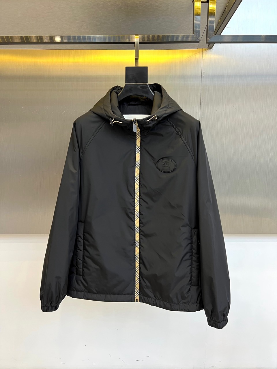 NO:600843,Burberry, 2025 autumn and winter new products  BBR black hooded jacket, this jacket shows a modern urban style with simple tailoring. The black main body is matched with the iconic beige plaid zipper to become the visual focus. The plaid zipper extending from the hem to the collar is both decorative and practical. The classic round logo on the left chest low-key highlights the brand genes. The cuffs and hem are designed with elastic cuffs, which are effective in windproof and warm while maintaining a neat silhouette. The fabric is made of high-tech functional materials, which is light, crisp and  It has windproof and anti-humidity properties. The lining is treated with skin-friendly fabric to ensure wearing comfort. The adjustable hood design adapts to a variety of weather conditions, and the hidden side pockets provide safe storage space. It is suitable for commuting and leisure and other occasions, perfectly showing the fusion of the brand's classic aesthetics and modern functions. 48-56 (model 173, 143 pounds, upper body size 50),, burberry, burberry, jackets  & coats,hats,alexander wang19860909Bur巴宝莉、2025秋冬新品 BBR黑色连帽夹克,这款夹克以简约剪裁展现现代都市风格,黑色主体搭配标志性米黑格纹拉链成为视觉焦点.从下摆延伸至领口的格纹拉链兼具装饰性与实用功能,左胸处的经典圆形徽标低调彰显品牌基因.袖口与下摆采用弹性收口设计,有效防风保暖且保持利落轮廓.面料选用高科技功能性材质,轻盈挺括且具备防风抗湿特性.内里采用亲肤面料处理,确保穿着舒适度.可调节连帽设计适应多种天气条件,侧边隐形口袋提供安全储物空间.适用于通勤休闲等多种场合,完美展现品牌经典美学与现代机能的融合.48-56（模特173,143斤上身50码）,,burberry,burberry,jackets & coats,hats,alexander wang,Men's clothing